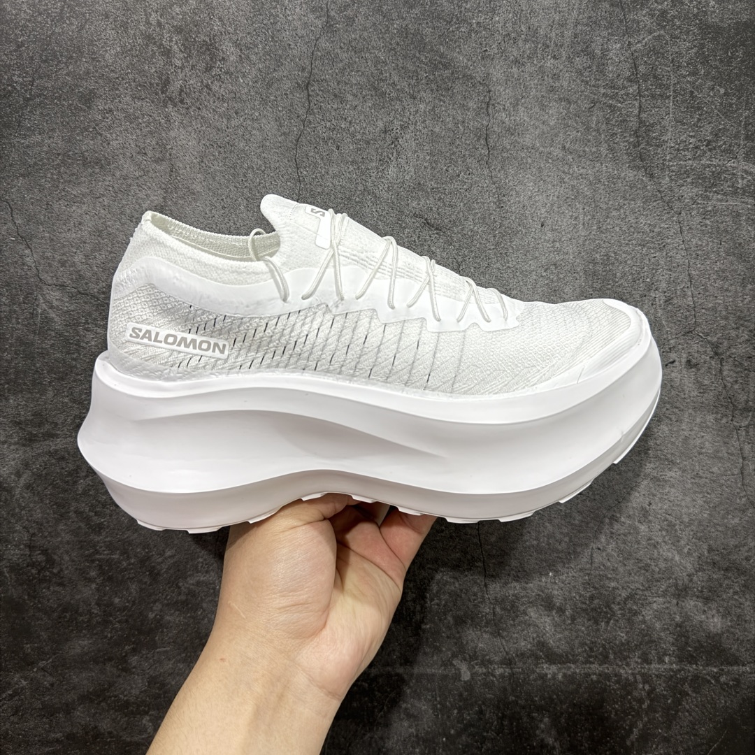 【莞产礼盒版】CDG x Salomon 萨洛蒙 联名款XT-6 系列 厚底 休闲 运动鞋 原版购入开发 做货 独立私模 原材料打造 一比一原版细节 延续品牌设计基因，融合简约的设计和实用的技术性 联名鞋款依旧是黑白简约配色，鞋身上的品牌字样也体现出极简主义的设计风格 搭配Contagrip 橡胶厚底鞋底设计，重新演绎的鞋面部分则以Pulsar Advanced袜套式轮廓替换了之前抽绳鞋带 并饰有网眼、抗撕裂材质鞋面、防水胶条以及尼龙拉环等细节 面料： 原版定制进口科技面料 内里： 原版进口透气网里 大底： 原版开模超轻发泡材质 底厚： 6.5CM 尺码：34-40（34 40订做不退换）-选品中心