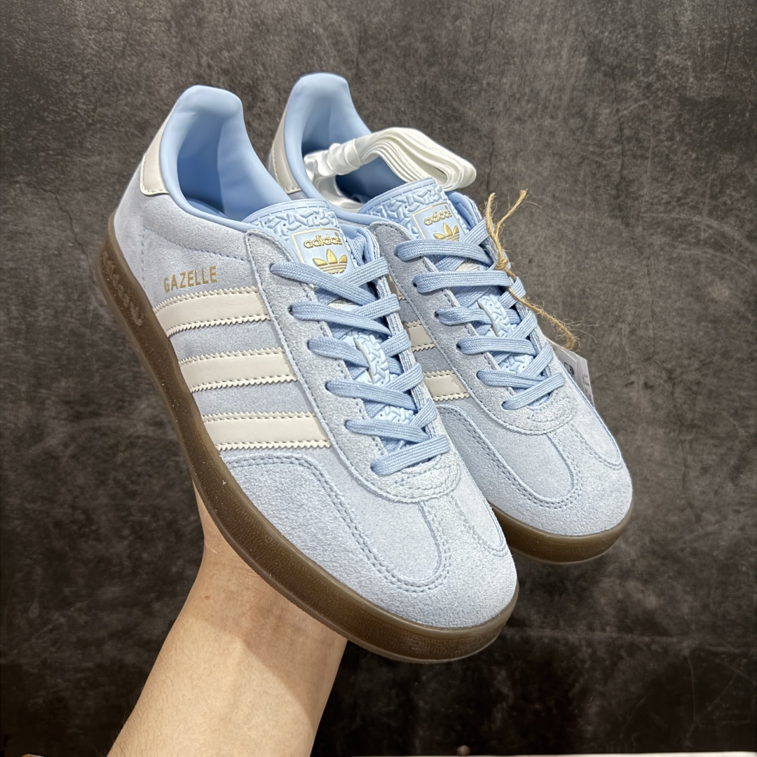 【XC/T版纯原】AD Original Gazelle Indoor Trainers 瞪羚室内鞋系列低帮复古百搭休闲运动德训风板鞋 JI2717 同价位中品质最佳 最优选择版本 原厂翻毛皮料 翻毛效果 卡色与原版无差别 正确半透大底 大底厚度质感比市面好很多 完美版型 实拍可感受 随意对比可匹敌任何价位品质 全套原纸板楦头开发 每道工序同步公司流程 确保原汁原味 中底原厂特供纳米纤维板 区别市面劣质纸板中底 原厂海玻璃鞋垫 中置乳胶足弓支撑垫 正确3/2横条宽版背胶 一比一鞋头弧度高度鞋身弧度 烫金亮度高频深浅同步原鞋 原厂港宝加持定型后跟R度完美 原厂高频磨具加持 Logo字体 凹凸明显 轮廓分明 描漆定位精准 三道杠为尖角45°锯齿状 高频立体感很强 区别圆形锯齿 已最大程度还原公司 欢迎对比 尺码：35.5 36 36.5 37 38 38.5 39 40 40.5 41 42 42.5 43 44 44.5 45-选品中心