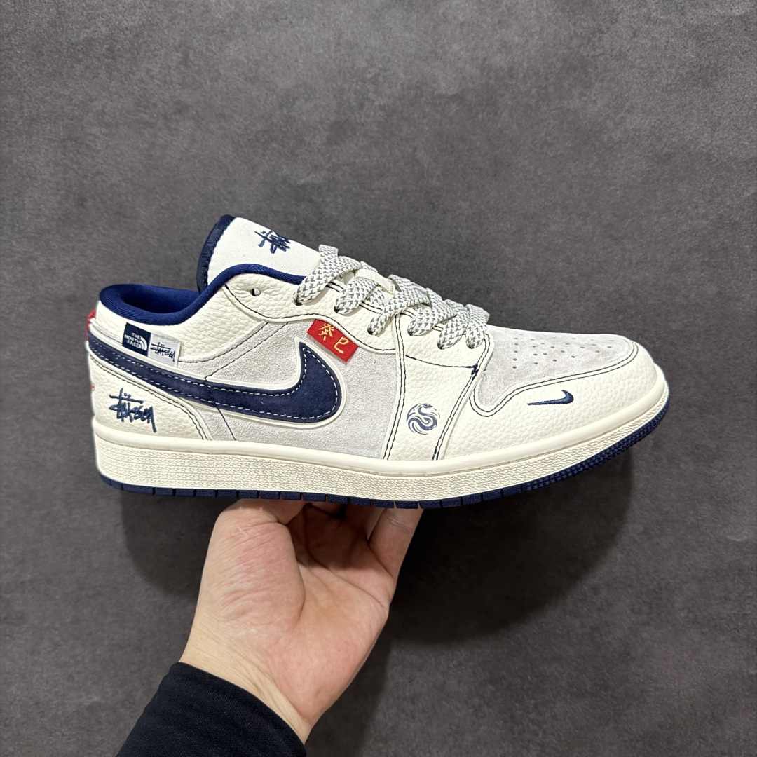 【定制版】Nike Air Jordan 1 蛇年限定 蓝勾织布 此款主张打破传统的工业化流水线设计限制,以Made by ideas的超级创意为理念,集结众多潮流设计师,结合时下最ing潮流风尚,为潮流爱好者打造彰品自我的专属潮品。同时尊重每个年轻人对于潮流的理解与选择,主张“让每个年轻人塑造自己的潮流”。 货号: YX5066-316 尺码: 36 36.5 37.5 38 38.5 39 40 40.5 41 42 42.5 43 44 44.5 45-选品中心