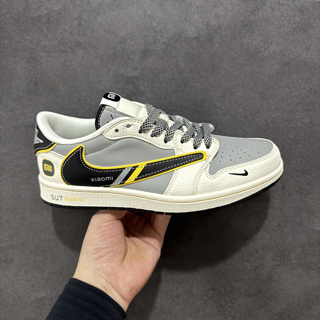 【定制版】Travis Scott x Fragment Design x Air Jordan 1 Low OG SP AJ1 小米联名 Su7-Ultru 低帮文化休闲板鞋 XX3168-162  #多方联名合作融合了Travis Scott 独特的音乐风格，藤原浩个性的设计风格以及Jordan品牌的经典元素 使其成为一双具有独特身份和价值的鞋子 清新而立体的外观加上联名标识更突出了其独特身份 这种配色方案显示出活力和时尚感 在视觉上引人注目 鞋身的质感和细腻的细节处理使其显得高端而格调十足 这款“倒钩”联名是设计与创意完美结合 融合多方的个性风格是一款备受瞩目的潮流鞋款  尺码：36 36.5 37.5 38 38.5 39 40 40.5 41 42 42.5 43 44 44.5 45-选品中心