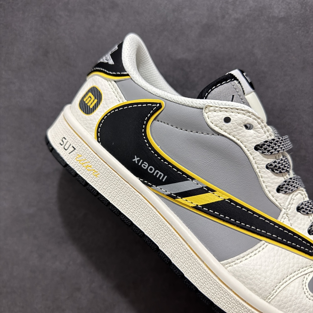 图片[6]-【定制版】Travis Scott x Fragment Design x Air Jordan 1 Low OG SP AJ1 小米联名 Su7-Ultru 低帮文化休闲板鞋 XX3168-162  #多方联名合作融合了Travis Scott 独特的音乐风格，藤原浩个性的设计风格以及Jordan品牌的经典元素 使其成为一双具有独特身份和价值的鞋子 清新而立体的外观加上联名标识更突出了其独特身份 这种配色方案显示出活力和时尚感 在视觉上引人注目 鞋身的质感和细腻的细节处理使其显得高端而格调十足 这款“倒钩”联名是设计与创意完美结合 融合多方的个性风格是一款备受瞩目的潮流鞋款  尺码：36 36.5 37.5 38 38.5 39 40 40.5 41 42 42.5 43 44 44.5 45-选品中心