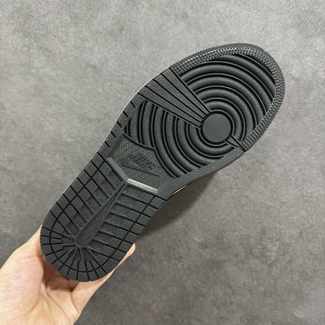 图片[9]-【定制版】Travis Scott x Fragment Design x Air Jordan 1 Low OG SP AJ1 小米联名 Su7-Ultru 低帮文化休闲板鞋 XX3168-162  #多方联名合作融合了Travis Scott 独特的音乐风格，藤原浩个性的设计风格以及Jordan品牌的经典元素 使其成为一双具有独特身份和价值的鞋子 清新而立体的外观加上联名标识更突出了其独特身份 这种配色方案显示出活力和时尚感 在视觉上引人注目 鞋身的质感和细腻的细节处理使其显得高端而格调十足 这款“倒钩”联名是设计与创意完美结合 融合多方的个性风格是一款备受瞩目的潮流鞋款  尺码：36 36.5 37.5 38 38.5 39 40 40.5 41 42 42.5 43 44 44.5 45-选品中心