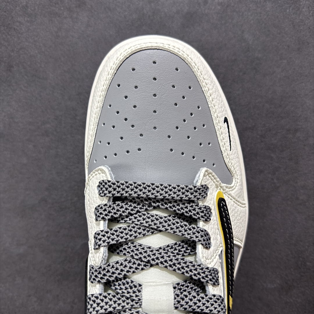图片[8]-【定制版】Travis Scott x Fragment Design x Air Jordan 1 Low OG SP AJ1 小米联名 Su7-Ultru 低帮文化休闲板鞋 XX3168-162  #多方联名合作融合了Travis Scott 独特的音乐风格，藤原浩个性的设计风格以及Jordan品牌的经典元素 使其成为一双具有独特身份和价值的鞋子 清新而立体的外观加上联名标识更突出了其独特身份 这种配色方案显示出活力和时尚感 在视觉上引人注目 鞋身的质感和细腻的细节处理使其显得高端而格调十足 这款“倒钩”联名是设计与创意完美结合 融合多方的个性风格是一款备受瞩目的潮流鞋款  尺码：36 36.5 37.5 38 38.5 39 40 40.5 41 42 42.5 43 44 44.5 45-选品中心