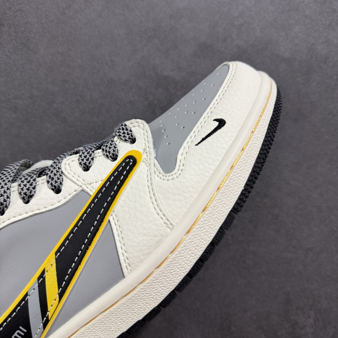 图片[5]-【定制版】Travis Scott x Fragment Design x Air Jordan 1 Low OG SP AJ1 小米联名 Su7-Ultru 低帮文化休闲板鞋 XX3168-162  #多方联名合作融合了Travis Scott 独特的音乐风格，藤原浩个性的设计风格以及Jordan品牌的经典元素 使其成为一双具有独特身份和价值的鞋子 清新而立体的外观加上联名标识更突出了其独特身份 这种配色方案显示出活力和时尚感 在视觉上引人注目 鞋身的质感和细腻的细节处理使其显得高端而格调十足 这款“倒钩”联名是设计与创意完美结合 融合多方的个性风格是一款备受瞩目的潮流鞋款  尺码：36 36.5 37.5 38 38.5 39 40 40.5 41 42 42.5 43 44 44.5 45-选品中心