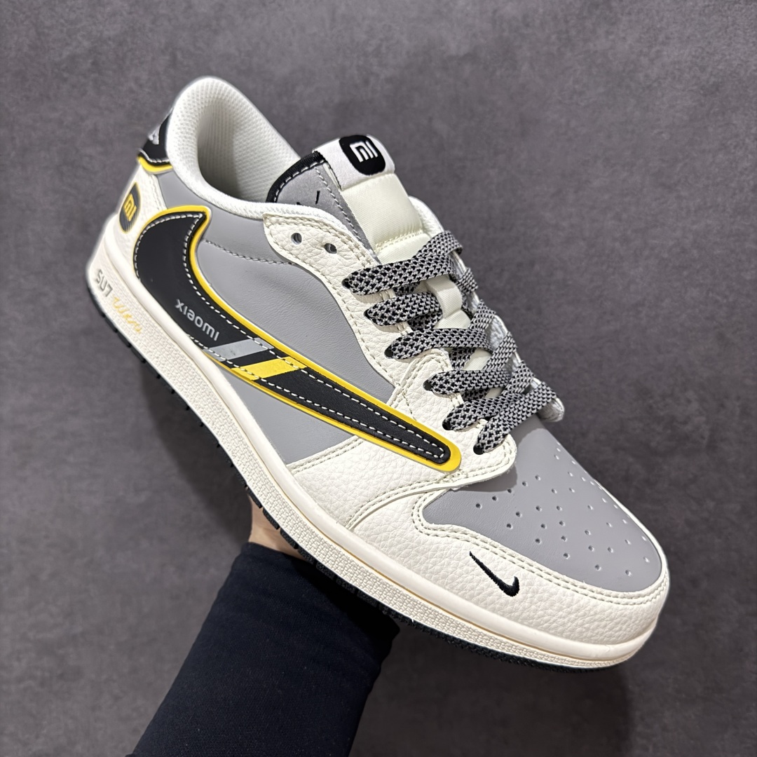 图片[3]-【定制版】Travis Scott x Fragment Design x Air Jordan 1 Low OG SP AJ1 小米联名 Su7-Ultru 低帮文化休闲板鞋 XX3168-162  #多方联名合作融合了Travis Scott 独特的音乐风格，藤原浩个性的设计风格以及Jordan品牌的经典元素 使其成为一双具有独特身份和价值的鞋子 清新而立体的外观加上联名标识更突出了其独特身份 这种配色方案显示出活力和时尚感 在视觉上引人注目 鞋身的质感和细腻的细节处理使其显得高端而格调十足 这款“倒钩”联名是设计与创意完美结合 融合多方的个性风格是一款备受瞩目的潮流鞋款  尺码：36 36.5 37.5 38 38.5 39 40 40.5 41 42 42.5 43 44 44.5 45-选品中心