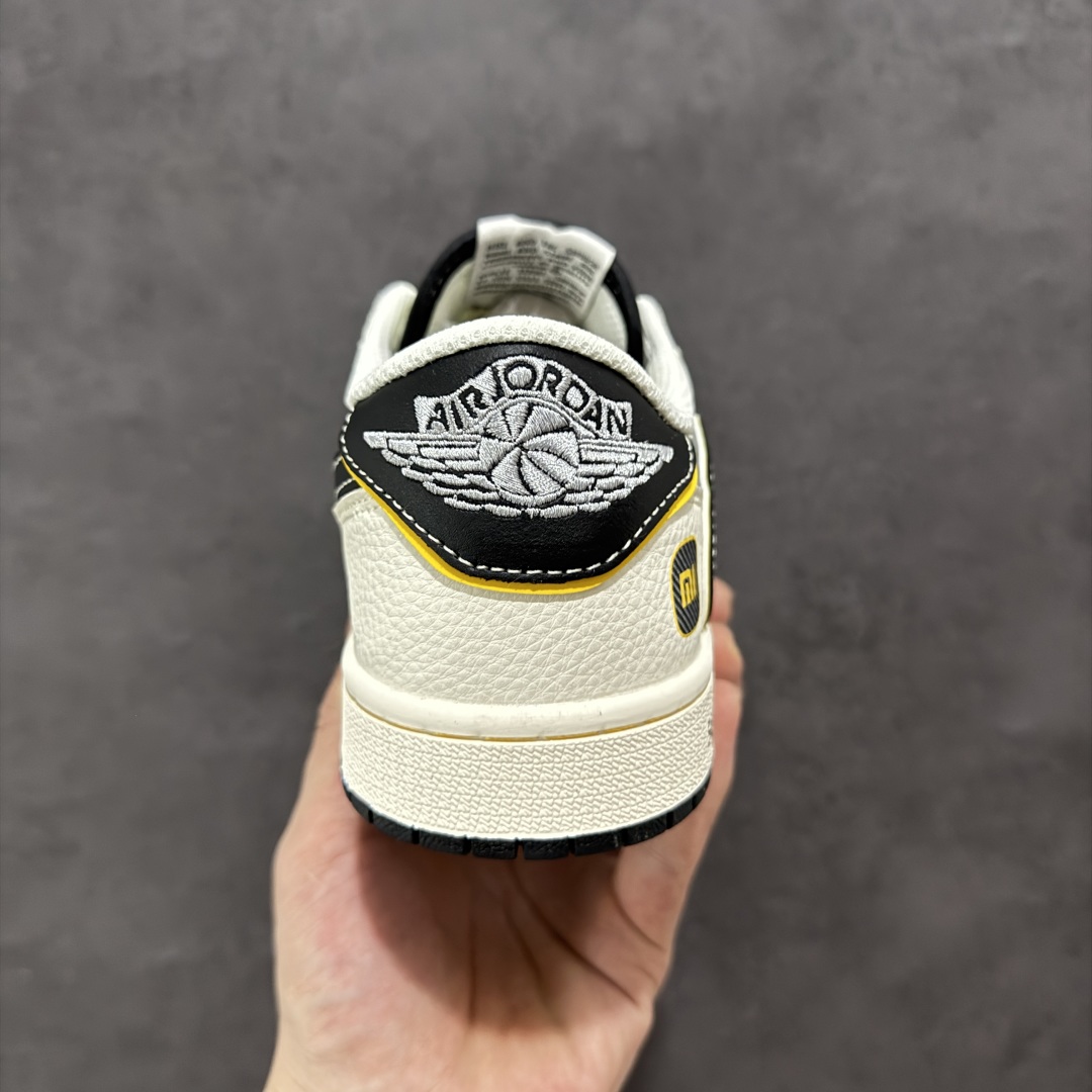 图片[4]-【定制版】Travis Scott x Fragment Design x Air Jordan 1 Low OG SP AJ1 小米联名 Su7-Ultru 低帮文化休闲板鞋 XX3168-162  #多方联名合作融合了Travis Scott 独特的音乐风格，藤原浩个性的设计风格以及Jordan品牌的经典元素 使其成为一双具有独特身份和价值的鞋子 清新而立体的外观加上联名标识更突出了其独特身份 这种配色方案显示出活力和时尚感 在视觉上引人注目 鞋身的质感和细腻的细节处理使其显得高端而格调十足 这款“倒钩”联名是设计与创意完美结合 融合多方的个性风格是一款备受瞩目的潮流鞋款  尺码：36 36.5 37.5 38 38.5 39 40 40.5 41 42 42.5 43 44 44.5 45-选品中心