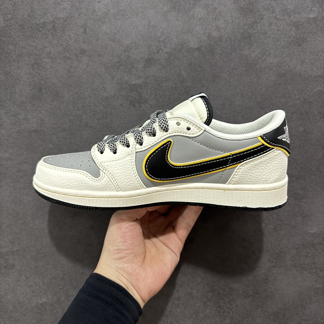 图片[2]-【定制版】Travis Scott x Fragment Design x Air Jordan 1 Low OG SP AJ1 小米联名 Su7-Ultru 低帮文化休闲板鞋 XX3168-162  #多方联名合作融合了Travis Scott 独特的音乐风格，藤原浩个性的设计风格以及Jordan品牌的经典元素 使其成为一双具有独特身份和价值的鞋子 清新而立体的外观加上联名标识更突出了其独特身份 这种配色方案显示出活力和时尚感 在视觉上引人注目 鞋身的质感和细腻的细节处理使其显得高端而格调十足 这款“倒钩”联名是设计与创意完美结合 融合多方的个性风格是一款备受瞩目的潮流鞋款  尺码：36 36.5 37.5 38 38.5 39 40 40.5 41 42 42.5 43 44 44.5 45-选品中心