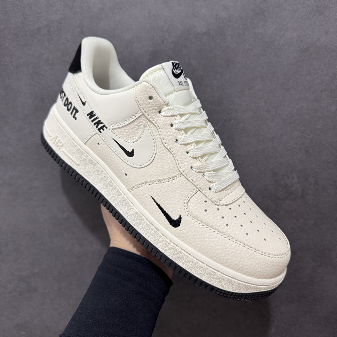 图片[3]-【定制版】海外限量发售！公司级NIke Air Force 1 \’07 Low “JUSTDoit联名——米黑底”空军一号 低帮 运动鞋 休闲鞋 折边针车 工艺难度大 原楦头原纸板 原装鞋盒 定制五金配件 内置全掌气垫 原厂鞋底 货号：DF0188-054 尺码：36 36.5 37.5 38 38.5 39 40 40.5 41 42 42.5 43 44 44.5 45-选品中心