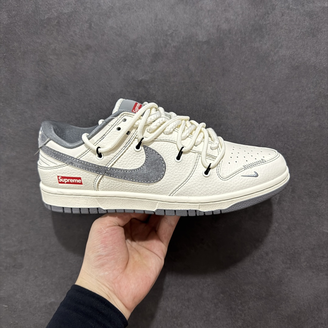 【定制版】Nike SB Dunk Low Sup系列 绑带米白灰勾 周年高端定制 低帮休闲板鞋 YX5066-281  #定制鞋盒 大厂纯原品质出货 超高清洁度 皮料切割干净无任何毛边 细节完美   尺码:36 36.5 37.5 38 36.5 39 40 40.5 41 42 42.5 43 44 44.5 45-选品中心