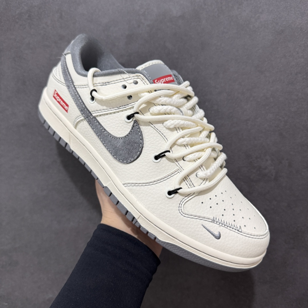 图片[3]-【定制版】Nike SB Dunk Low Sup系列 绑带米白灰勾 周年高端定制 低帮休闲板鞋 YX5066-281  #定制鞋盒 大厂纯原品质出货 超高清洁度 皮料切割干净无任何毛边 细节完美   尺码：36 36.5 37.5 38 36.5 39 40 40.5 41 42 42.5 43 44 44.5 45-选品中心