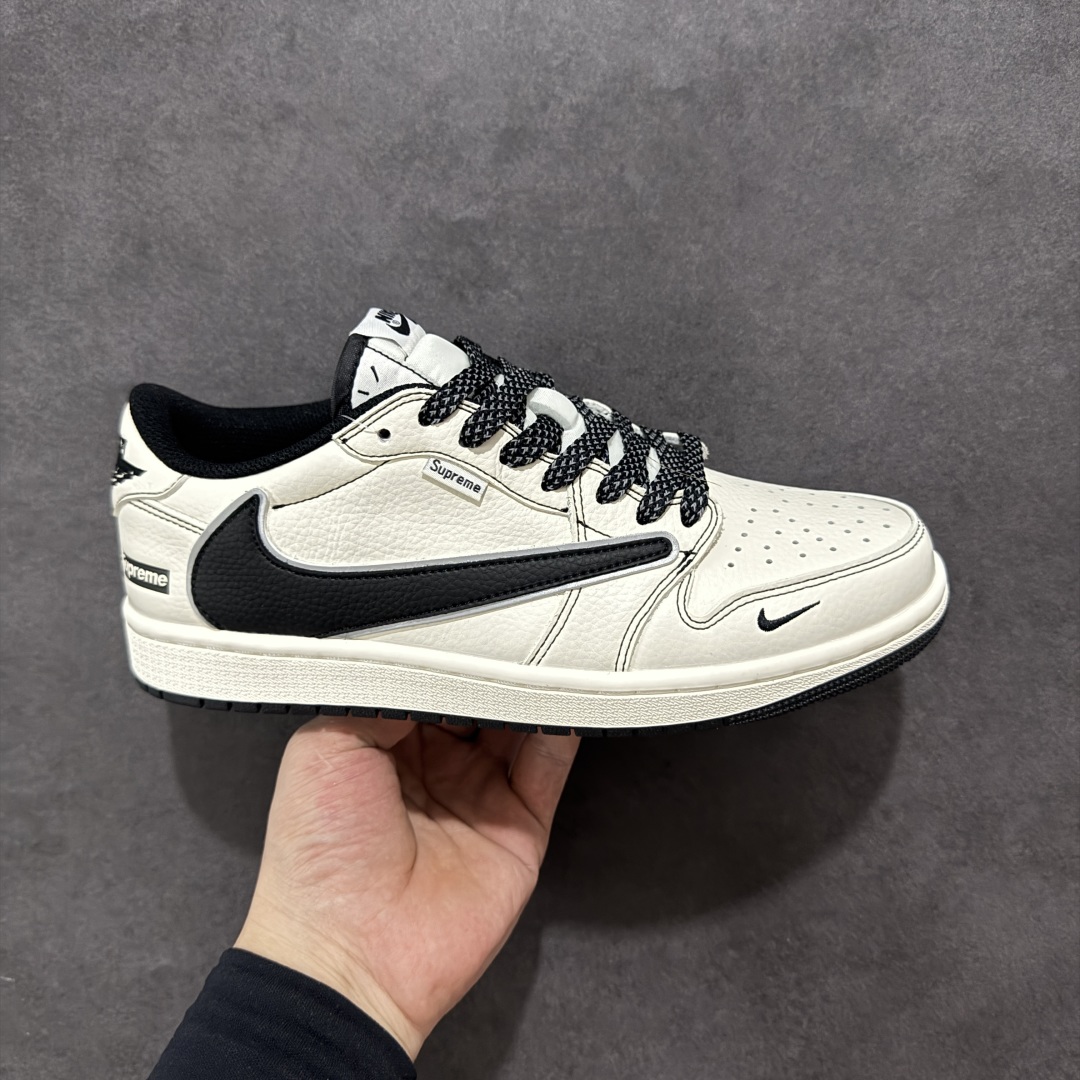 【定制版】Travis Scott x Fragment Design x Air Jordan 1 Low OG SP AJ1联名款 低帮文化休闲板鞋 DH0223-311  #多方联名合作融合了Travis Scott 独特的音乐风格,藤原浩个性的设计风格以及Jordan品牌的经典元素 使其成为一双具有独特身份和价值的鞋子 清新而立体的外观加上联名标识更突出了其独特身份 这种配色方案显示出活力和时尚感 在视觉上引人注目 鞋身的质感和细腻的细节处理使其显得高端而格调十足 这款“倒钩”联名是设计与创意完美结合 融合多方的个性风格是一款备受瞩目的潮流鞋款  尺码:36 36.5 37.5 38 38.5 39 40 40.5 41 42 42.5 43 44 44.5 45-选品中心