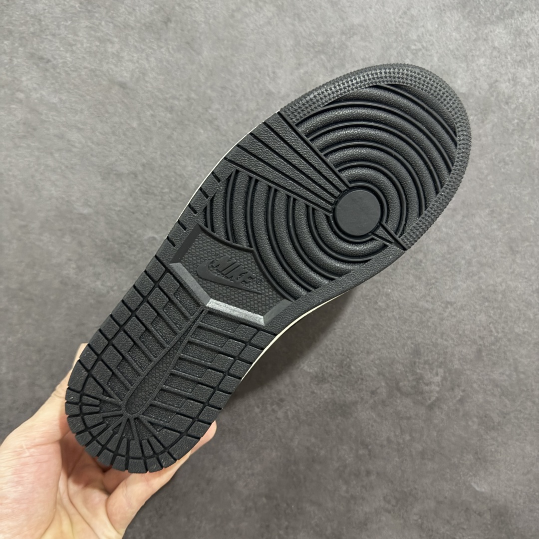 图片[9]-【定制版】Travis Scott x Fragment Design x Air Jordan 1 Low OG SP AJ1联名款 低帮文化休闲板鞋 DH0223-311  #多方联名合作融合了Travis Scott 独特的音乐风格，藤原浩个性的设计风格以及Jordan品牌的经典元素 使其成为一双具有独特身份和价值的鞋子 清新而立体的外观加上联名标识更突出了其独特身份 这种配色方案显示出活力和时尚感 在视觉上引人注目 鞋身的质感和细腻的细节处理使其显得高端而格调十足 这款“倒钩”联名是设计与创意完美结合 融合多方的个性风格是一款备受瞩目的潮流鞋款  尺码：36 36.5 37.5 38 38.5 39 40 40.5 41 42 42.5 43 44 44.5 45-选品中心