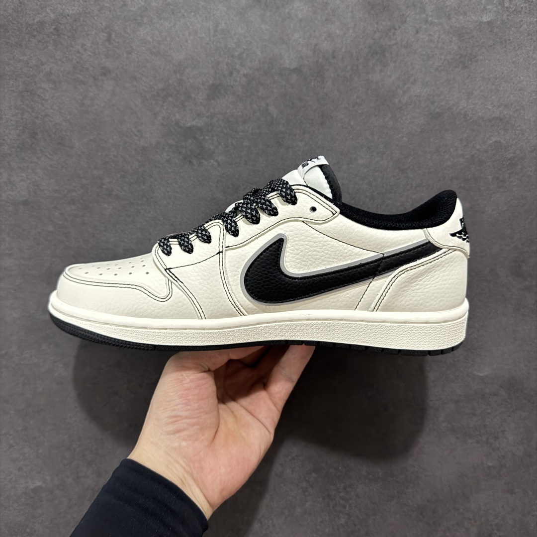 图片[2]-【定制版】Travis Scott x Fragment Design x Air Jordan 1 Low OG SP AJ1联名款 低帮文化休闲板鞋 DH0223-311  #多方联名合作融合了Travis Scott 独特的音乐风格，藤原浩个性的设计风格以及Jordan品牌的经典元素 使其成为一双具有独特身份和价值的鞋子 清新而立体的外观加上联名标识更突出了其独特身份 这种配色方案显示出活力和时尚感 在视觉上引人注目 鞋身的质感和细腻的细节处理使其显得高端而格调十足 这款“倒钩”联名是设计与创意完美结合 融合多方的个性风格是一款备受瞩目的潮流鞋款  尺码：36 36.5 37.5 38 38.5 39 40 40.5 41 42 42.5 43 44 44.5 45-选品中心
