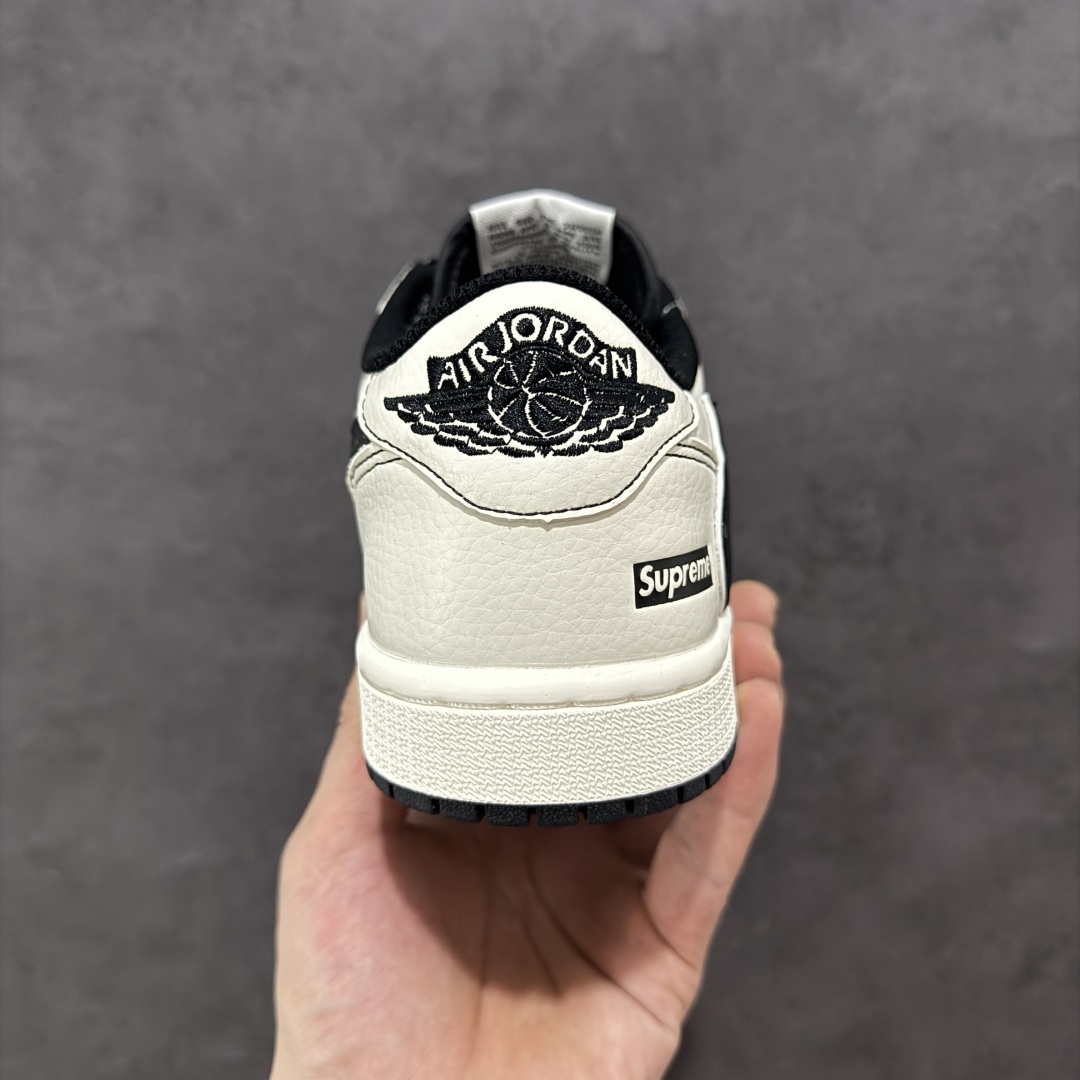 图片[4]-【定制版】Travis Scott x Fragment Design x Air Jordan 1 Low OG SP AJ1联名款 低帮文化休闲板鞋 DH0223-311  #多方联名合作融合了Travis Scott 独特的音乐风格，藤原浩个性的设计风格以及Jordan品牌的经典元素 使其成为一双具有独特身份和价值的鞋子 清新而立体的外观加上联名标识更突出了其独特身份 这种配色方案显示出活力和时尚感 在视觉上引人注目 鞋身的质感和细腻的细节处理使其显得高端而格调十足 这款“倒钩”联名是设计与创意完美结合 融合多方的个性风格是一款备受瞩目的潮流鞋款  尺码：36 36.5 37.5 38 38.5 39 40 40.5 41 42 42.5 43 44 44.5 45-选品中心