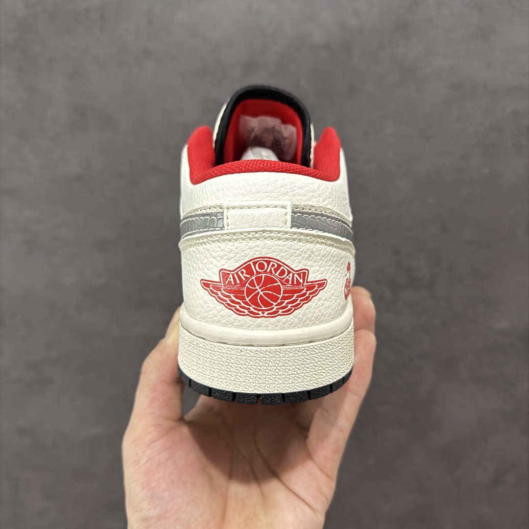 图片[4]-【定制版】Nike Jordan Air Jordan 1 蛇年限定 纯原大厂出品 极力推荐 定制鞋盒 大厂纯原品质出货 超高清洁度 皮料切割干净无任何毛边 细节完美 货号：XX2415 015 尺码： 36 36.5 37.5 38 38.5 39 40 40.5 41 42 42.5 43 44 44.5 45-选品中心
