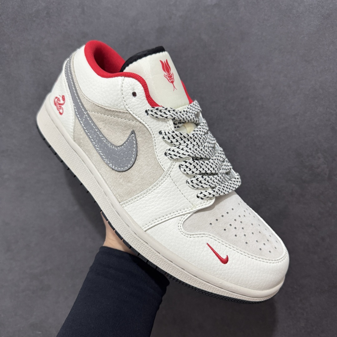 图片[3]-【定制版】Nike Jordan Air Jordan 1 蛇年限定 纯原大厂出品 极力推荐 定制鞋盒 大厂纯原品质出货 超高清洁度 皮料切割干净无任何毛边 细节完美 货号：XX2415 015 尺码： 36 36.5 37.5 38 38.5 39 40 40.5 41 42 42.5 43 44 44.5 45-选品中心