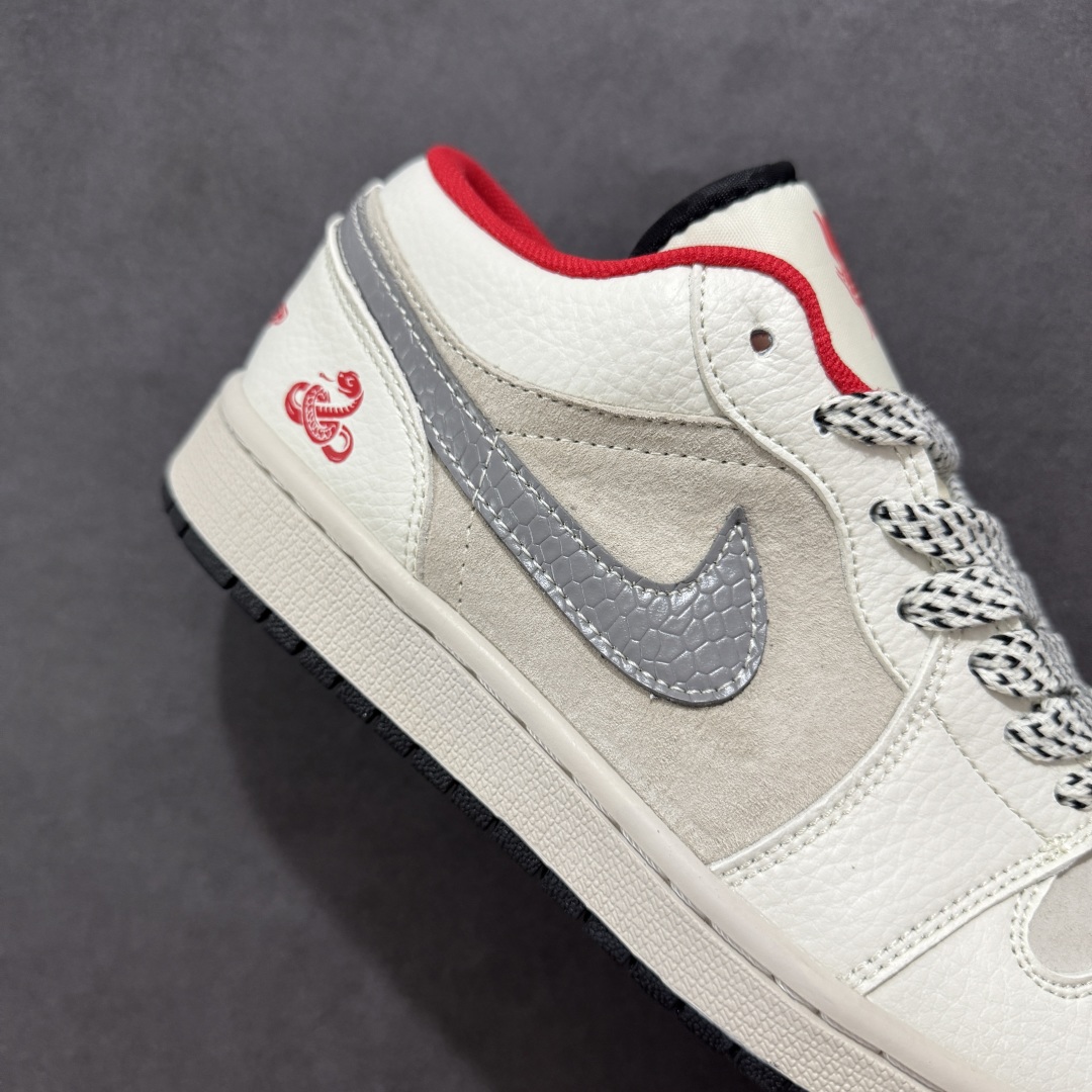 图片[6]-【定制版】Nike Jordan Air Jordan 1 蛇年限定 纯原大厂出品 极力推荐 定制鞋盒 大厂纯原品质出货 超高清洁度 皮料切割干净无任何毛边 细节完美 货号：XX2415 015 尺码： 36 36.5 37.5 38 38.5 39 40 40.5 41 42 42.5 43 44 44.5 45-选品中心