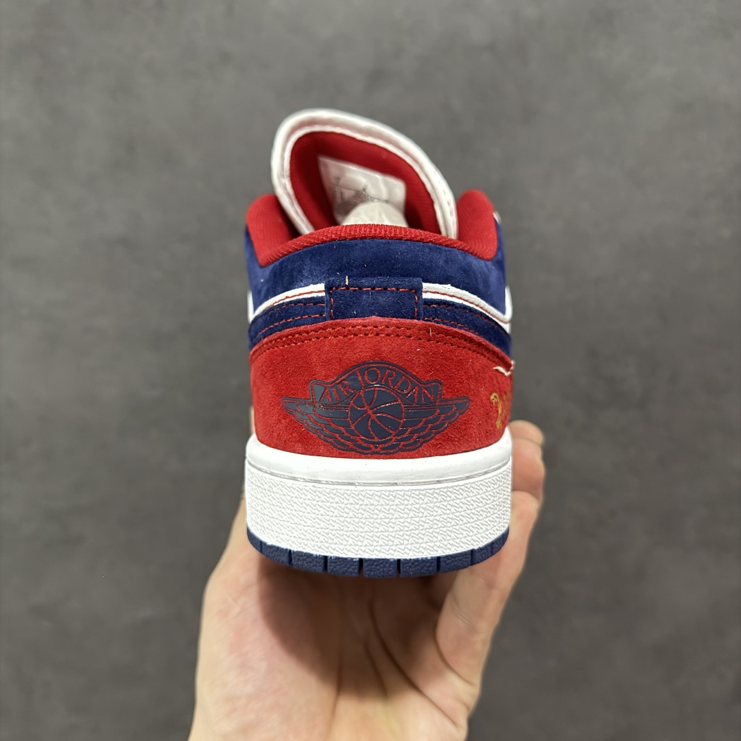 图片[4]-【定制版】Air Jordan 1 Retro Low 蛇年限定 白蓝红小钩官方同步新色 原装级产物 拒绝公底 立体鞋型 细节完美 高清洁度 购置公司同步原材料 原汁原味 忠于原版 货号：XX2414-014 尺码：36 36.5 37.5 38 38.5 39 40 40.5 41 42 42.5 43 44 44.5 45-选品中心