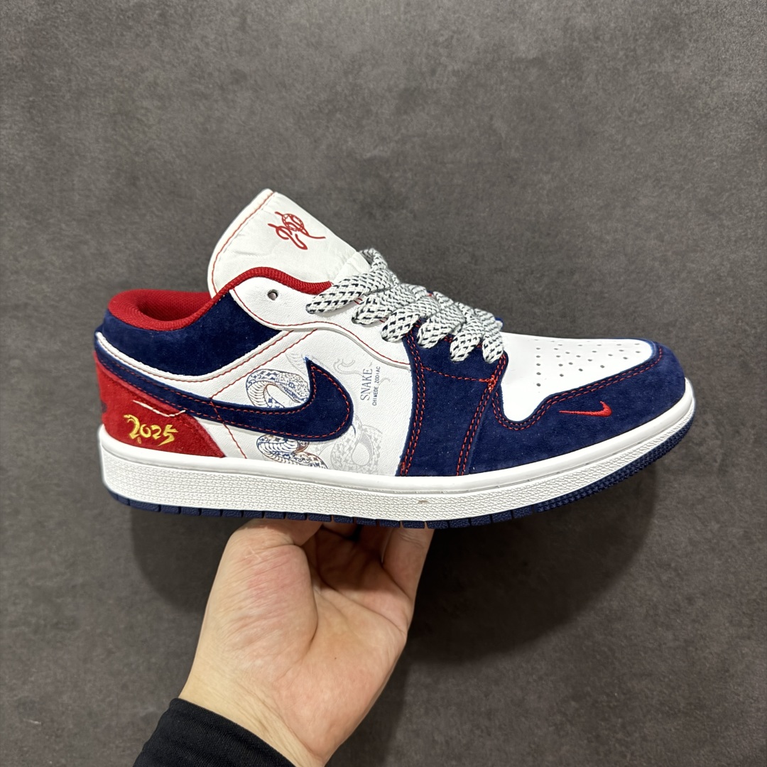 【定制版】Air Jordan 1 Retro Low 蛇年限定 白蓝红小钩官方同步新色 原装级产物 拒绝公底 立体鞋型 细节完美 高清洁度 购置公司同步原材料 原汁原味 忠于原版 货号:XX2414-014 尺码:36 36.5 37.5 38 38.5 39 40 40.5 41 42 42.5 43 44 44.5 45-选品中心