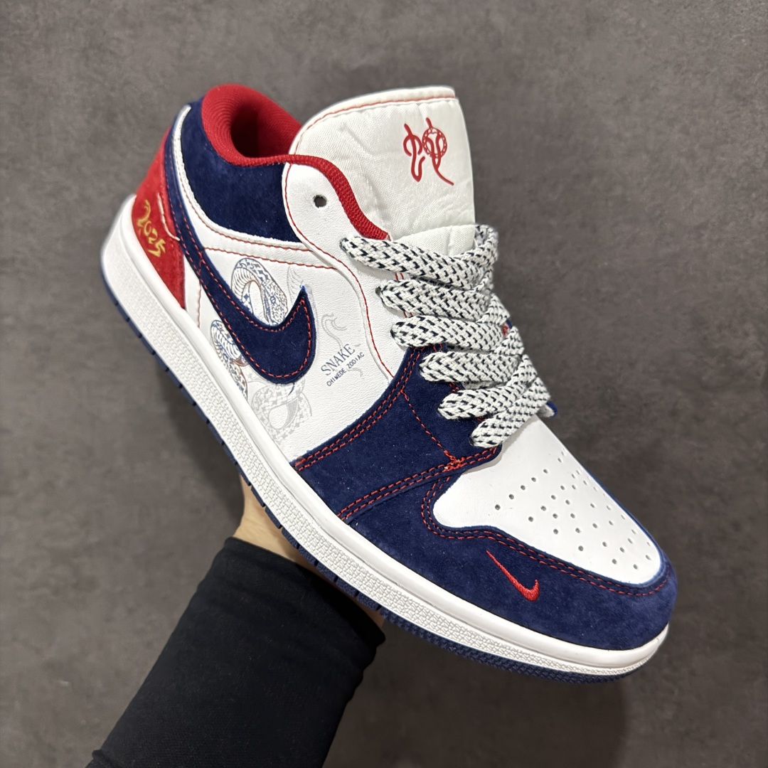 图片[3]-【定制版】Air Jordan 1 Retro Low 蛇年限定 白蓝红小钩官方同步新色 原装级产物 拒绝公底 立体鞋型 细节完美 高清洁度 购置公司同步原材料 原汁原味 忠于原版 货号：XX2414-014 尺码：36 36.5 37.5 38 38.5 39 40 40.5 41 42 42.5 43 44 44.5 45-选品中心