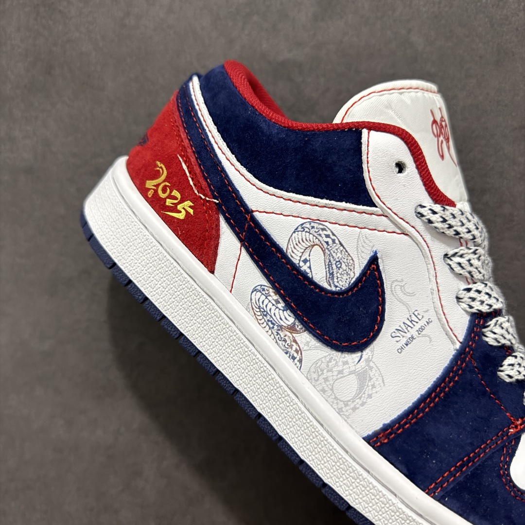 图片[6]-【定制版】Air Jordan 1 Retro Low 蛇年限定 白蓝红小钩官方同步新色 原装级产物 拒绝公底 立体鞋型 细节完美 高清洁度 购置公司同步原材料 原汁原味 忠于原版 货号：XX2414-014 尺码：36 36.5 37.5 38 38.5 39 40 40.5 41 42 42.5 43 44 44.5 45-选品中心