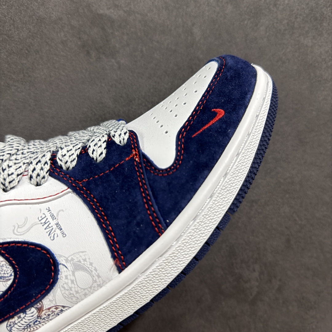 图片[5]-【定制版】Air Jordan 1 Retro Low 蛇年限定 白蓝红小钩官方同步新色 原装级产物 拒绝公底 立体鞋型 细节完美 高清洁度 购置公司同步原材料 原汁原味 忠于原版 货号：XX2414-014 尺码：36 36.5 37.5 38 38.5 39 40 40.5 41 42 42.5 43 44 44.5 45-选品中心