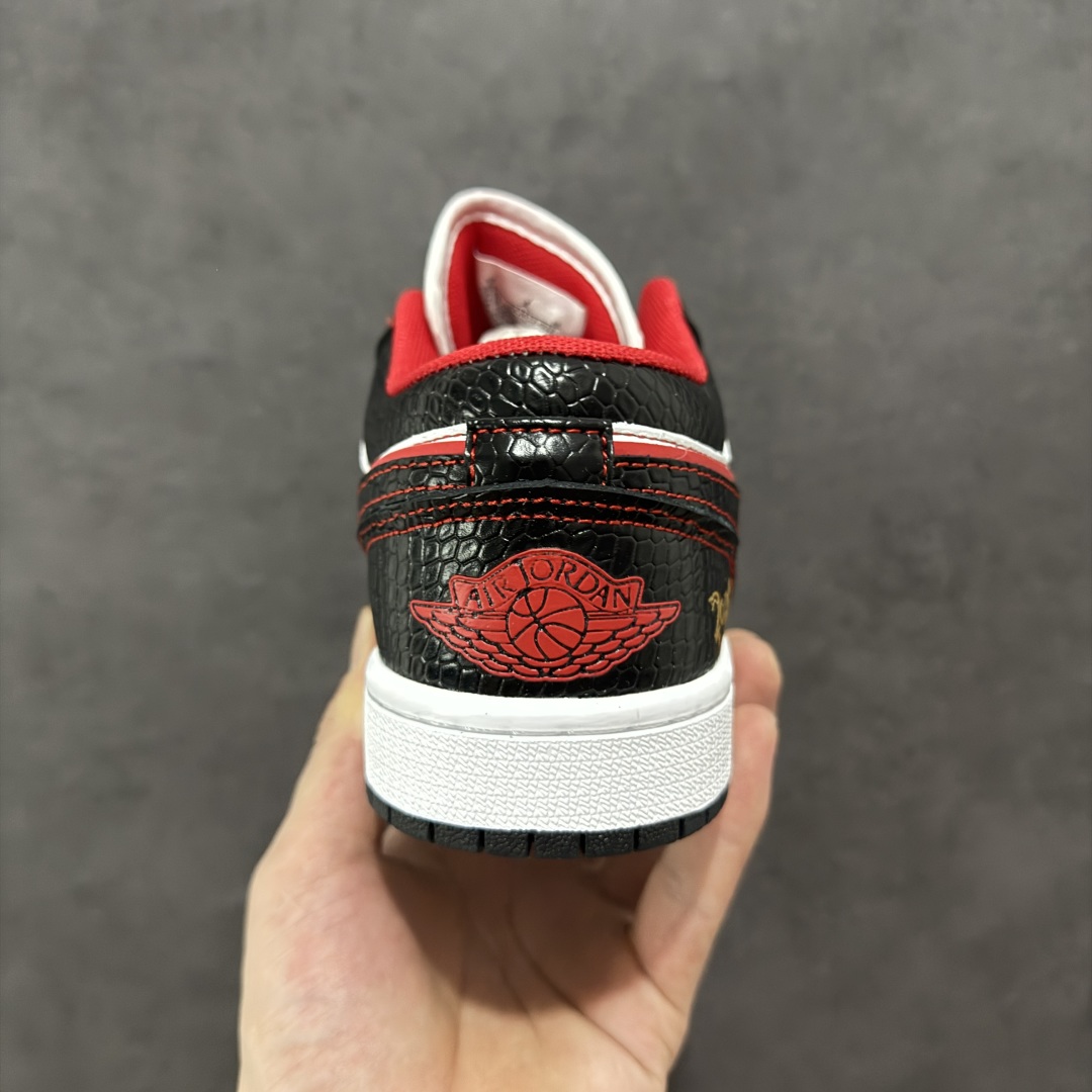 图片[4]-【定制版】Air Jordan 1 Retro Low 蛇年限定 白黑红小钩 官方同步新色 原装级产物 拒绝公底 立体鞋型 细节完美 高清洁度 购置公司同步原材料 原汁原味 忠于原版 货号：XX2412 012 尺码：36 36.5 37.5 38 38.5 39 40 40.5 41 42 42.5 43 44 44.5 45-选品中心