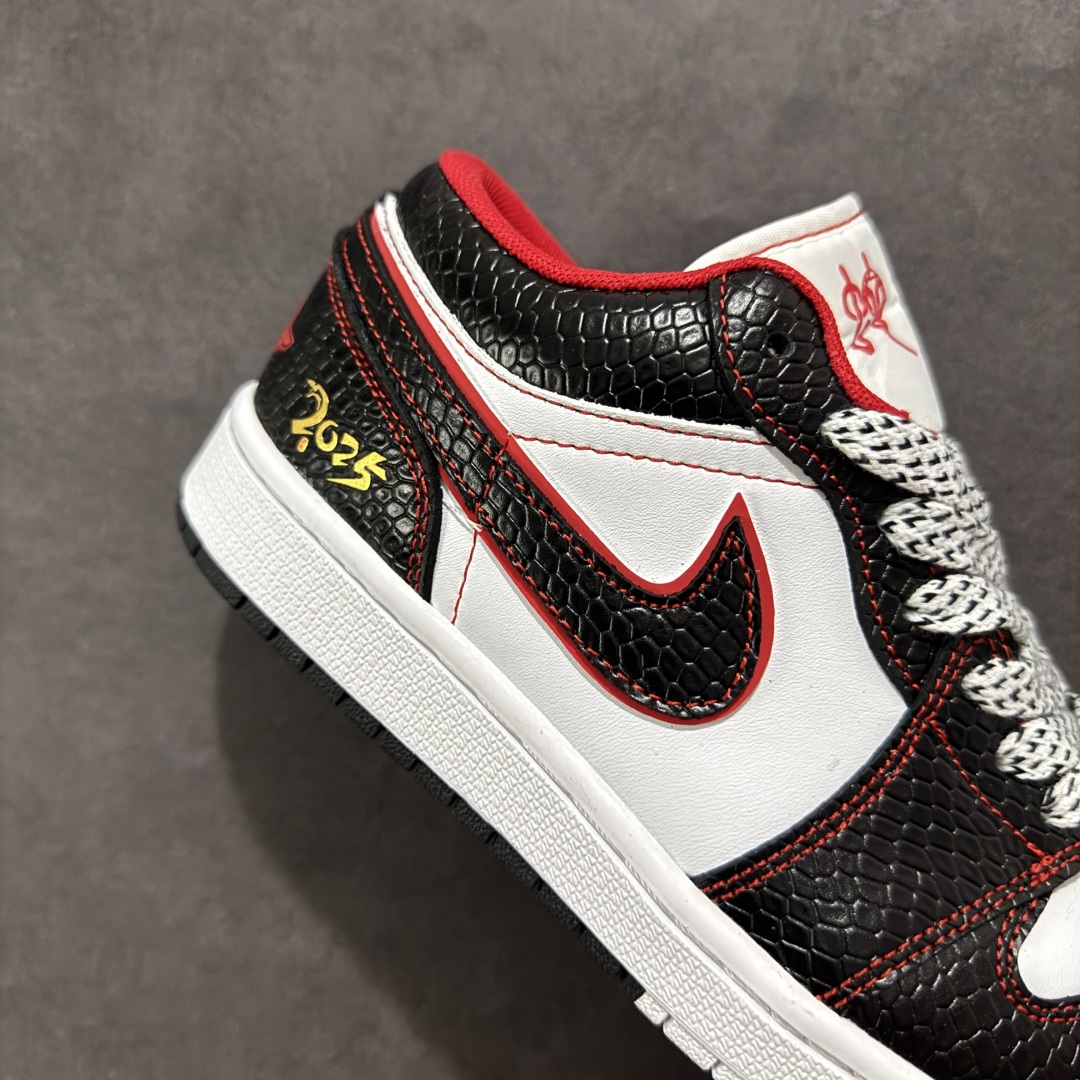 图片[6]-【定制版】Air Jordan 1 Retro Low 蛇年限定 白黑红小钩 官方同步新色 原装级产物 拒绝公底 立体鞋型 细节完美 高清洁度 购置公司同步原材料 原汁原味 忠于原版 货号：XX2412 012 尺码：36 36.5 37.5 38 38.5 39 40 40.5 41 42 42.5 43 44 44.5 45-选品中心