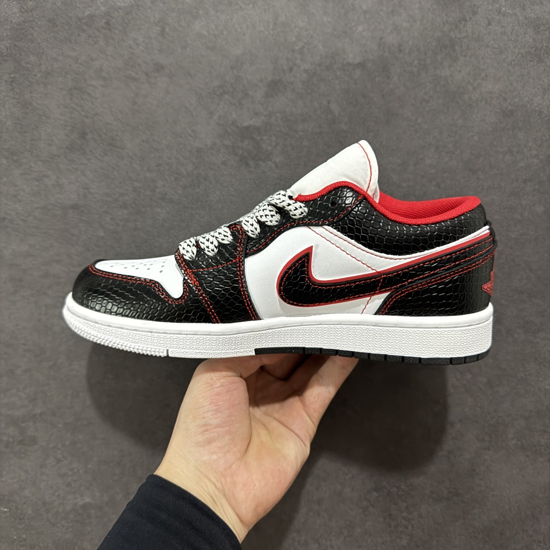 图片[2]-【定制版】Air Jordan 1 Retro Low 蛇年限定 白黑红小钩 官方同步新色 原装级产物 拒绝公底 立体鞋型 细节完美 高清洁度 购置公司同步原材料 原汁原味 忠于原版 货号：XX2412 012 尺码：36 36.5 37.5 38 38.5 39 40 40.5 41 42 42.5 43 44 44.5 45-选品中心
