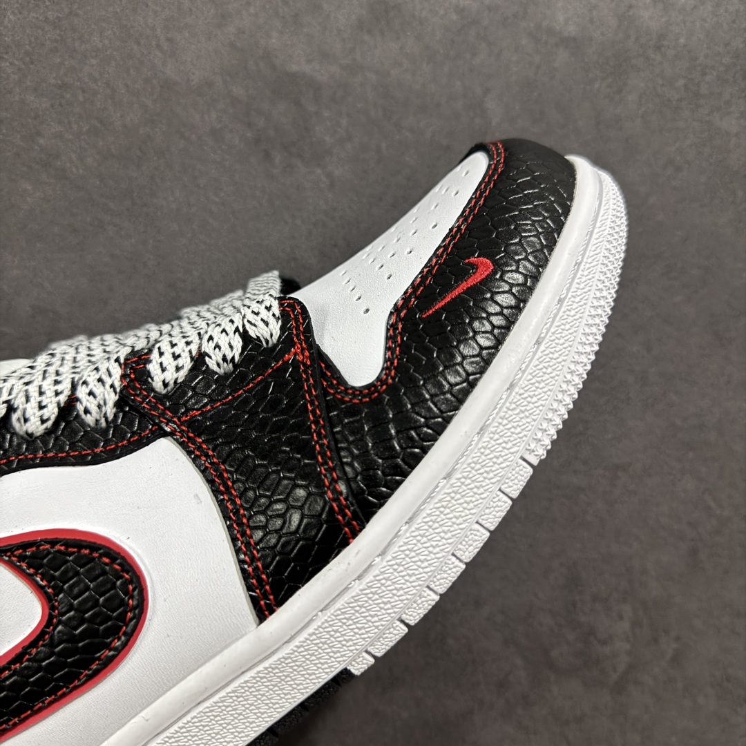 图片[5]-【定制版】Air Jordan 1 Retro Low 蛇年限定 白黑红小钩 官方同步新色 原装级产物 拒绝公底 立体鞋型 细节完美 高清洁度 购置公司同步原材料 原汁原味 忠于原版 货号：XX2412 012 尺码：36 36.5 37.5 38 38.5 39 40 40.5 41 42 42.5 43 44 44.5 45-选品中心