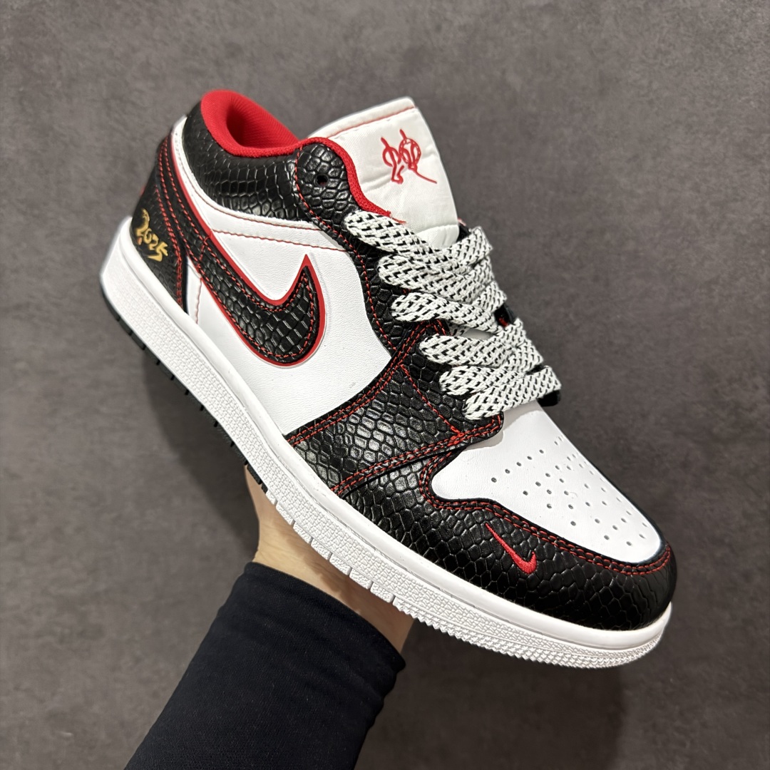图片[3]-【定制版】Air Jordan 1 Retro Low 蛇年限定 白黑红小钩 官方同步新色 原装级产物 拒绝公底 立体鞋型 细节完美 高清洁度 购置公司同步原材料 原汁原味 忠于原版 货号：XX2412 012 尺码：36 36.5 37.5 38 38.5 39 40 40.5 41 42 42.5 43 44 44.5 45-选品中心