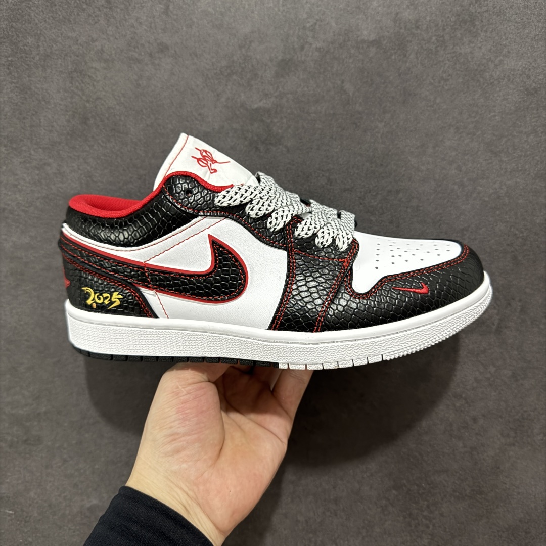 【定制版】Air Jordan 1 Retro Low 蛇年限定 白黑红小钩 官方同步新色 原装级产物 拒绝公底 立体鞋型 细节完美 高清洁度 购置公司同步原材料 原汁原味 忠于原版 货号:XX2412 012 尺码:36 36.5 37.5 38 38.5 39 40 40.5 41 42 42.5 43 44 44.5 45-选品中心