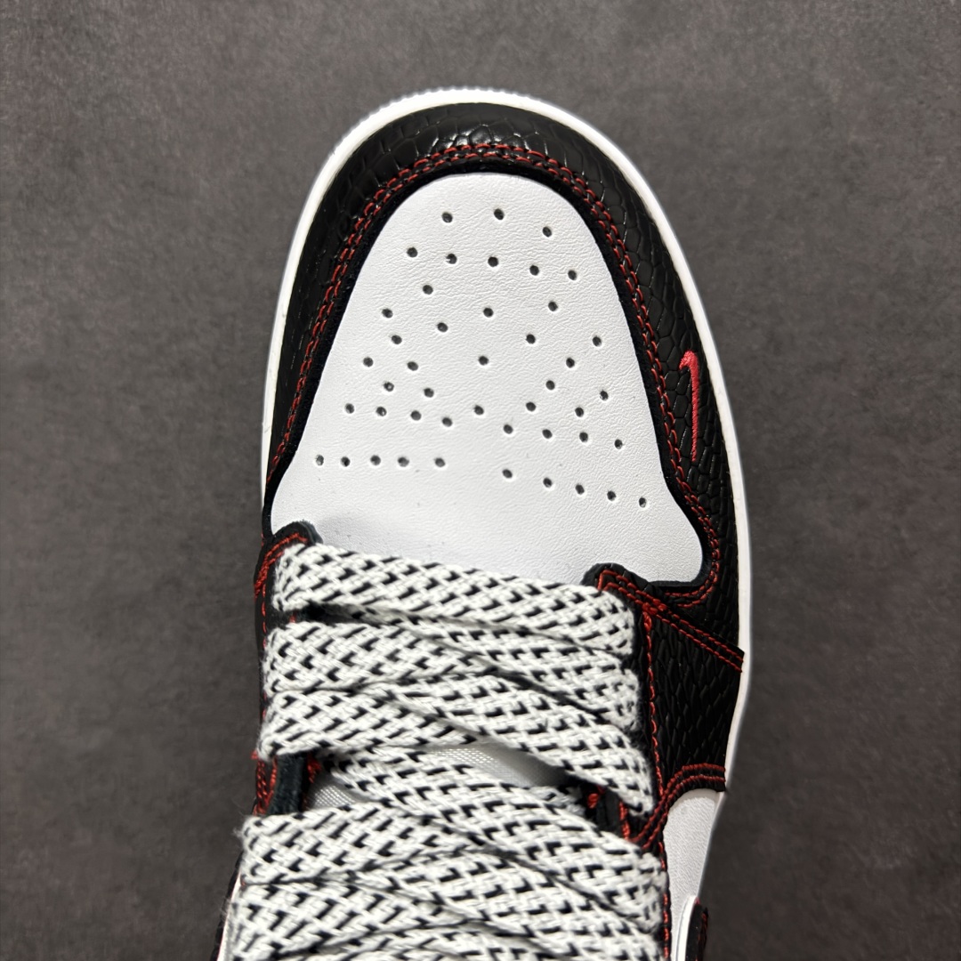 图片[8]-【定制版】Air Jordan 1 Retro Low 蛇年限定 白黑红小钩 官方同步新色 原装级产物 拒绝公底 立体鞋型 细节完美 高清洁度 购置公司同步原材料 原汁原味 忠于原版 货号：XX2412 012 尺码：36 36.5 37.5 38 38.5 39 40 40.5 41 42 42.5 43 44 44.5 45-选品中心