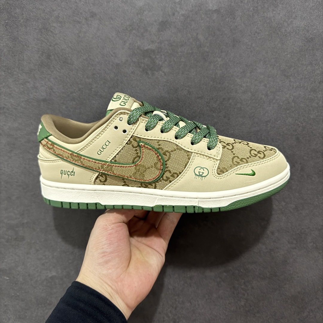 【定制版】Nike SB Dunk Low x GUCCI 棕绿小钩 纯原大厂出品 极力推荐 原装头层材料 独家版型蒸餾加工 帶來的是更好的视觉和脚感体验 大厂纯原品质出货 清洁度 电绣工艺 皮料切割干净无任何毛边 细节完美 货号:XD1588 208 尺码:36 36.5 37.5 38 38.5 39 40 40.5 41 42 42.5 43 44 44.5 45-选品中心