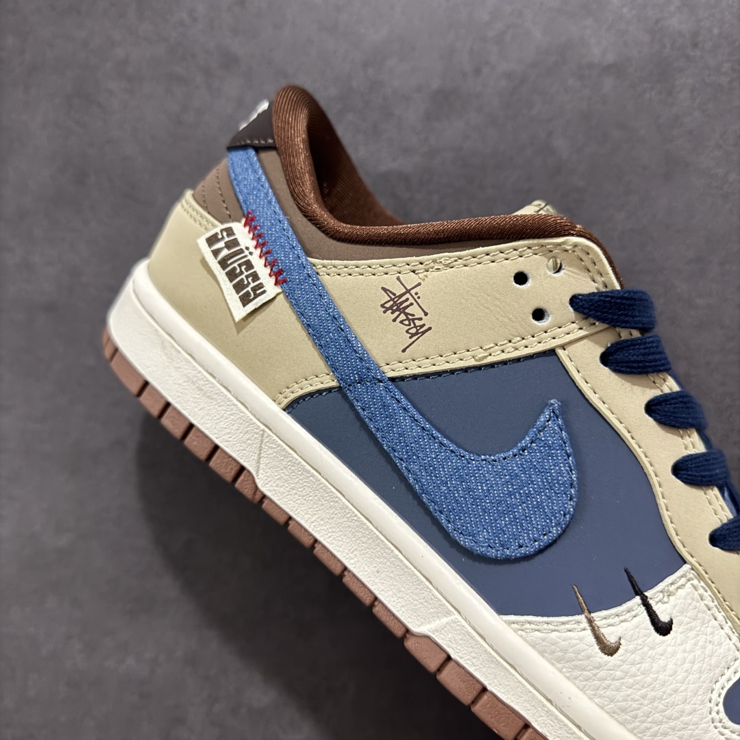 图片[6]-【定制版】Nike SB Dunk Low x Stussy 白蓝棕三小钩 纯原大厂出品 极力推荐 原装头层材料 独家版型蒸餾加工 帶來的是更好的视觉和脚感体验 大厂纯原品质出货 清洁度 电绣工艺 皮料切割干净无任何毛边 细节完美 货号：XD1588 209 尺码：36 36.5 37.5 38 38.5 39 40 40.5 41 42 42.5 43 44 44.5 45-选品中心