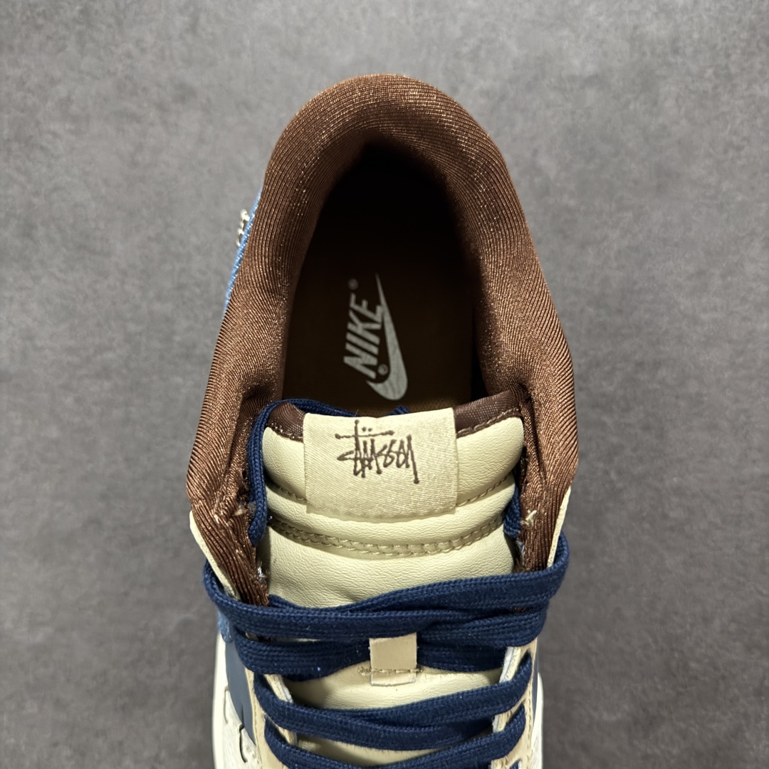 图片[7]-【定制版】Nike SB Dunk Low x Stussy 白蓝棕三小钩 纯原大厂出品 极力推荐 原装头层材料 独家版型蒸餾加工 帶來的是更好的视觉和脚感体验 大厂纯原品质出货 清洁度 电绣工艺 皮料切割干净无任何毛边 细节完美 货号：XD1588 209 尺码：36 36.5 37.5 38 38.5 39 40 40.5 41 42 42.5 43 44 44.5 45-选品中心