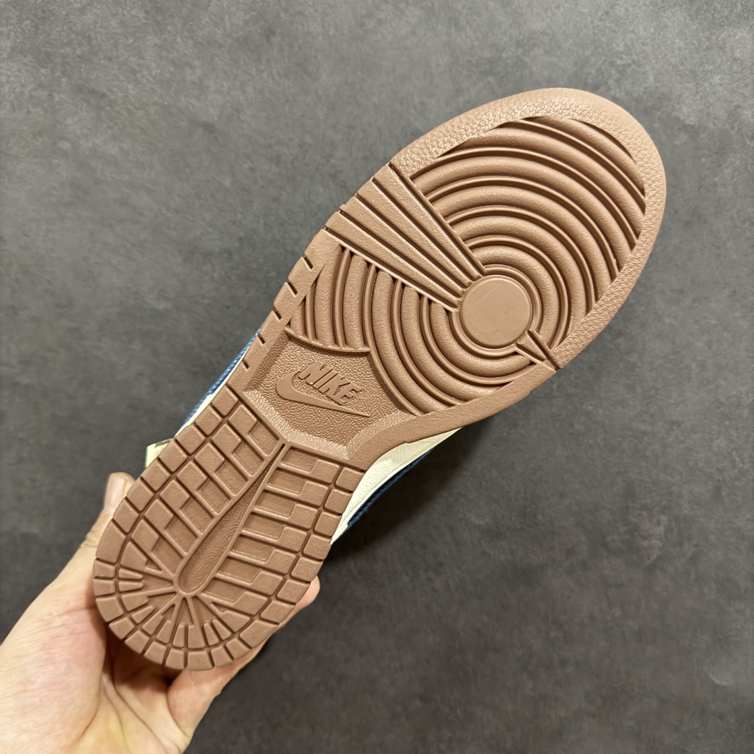 图片[9]-【定制版】Nike SB Dunk Low x Stussy 白蓝棕三小钩 纯原大厂出品 极力推荐 原装头层材料 独家版型蒸餾加工 帶來的是更好的视觉和脚感体验 大厂纯原品质出货 清洁度 电绣工艺 皮料切割干净无任何毛边 细节完美 货号：XD1588 209 尺码：36 36.5 37.5 38 38.5 39 40 40.5 41 42 42.5 43 44 44.5 45-选品中心