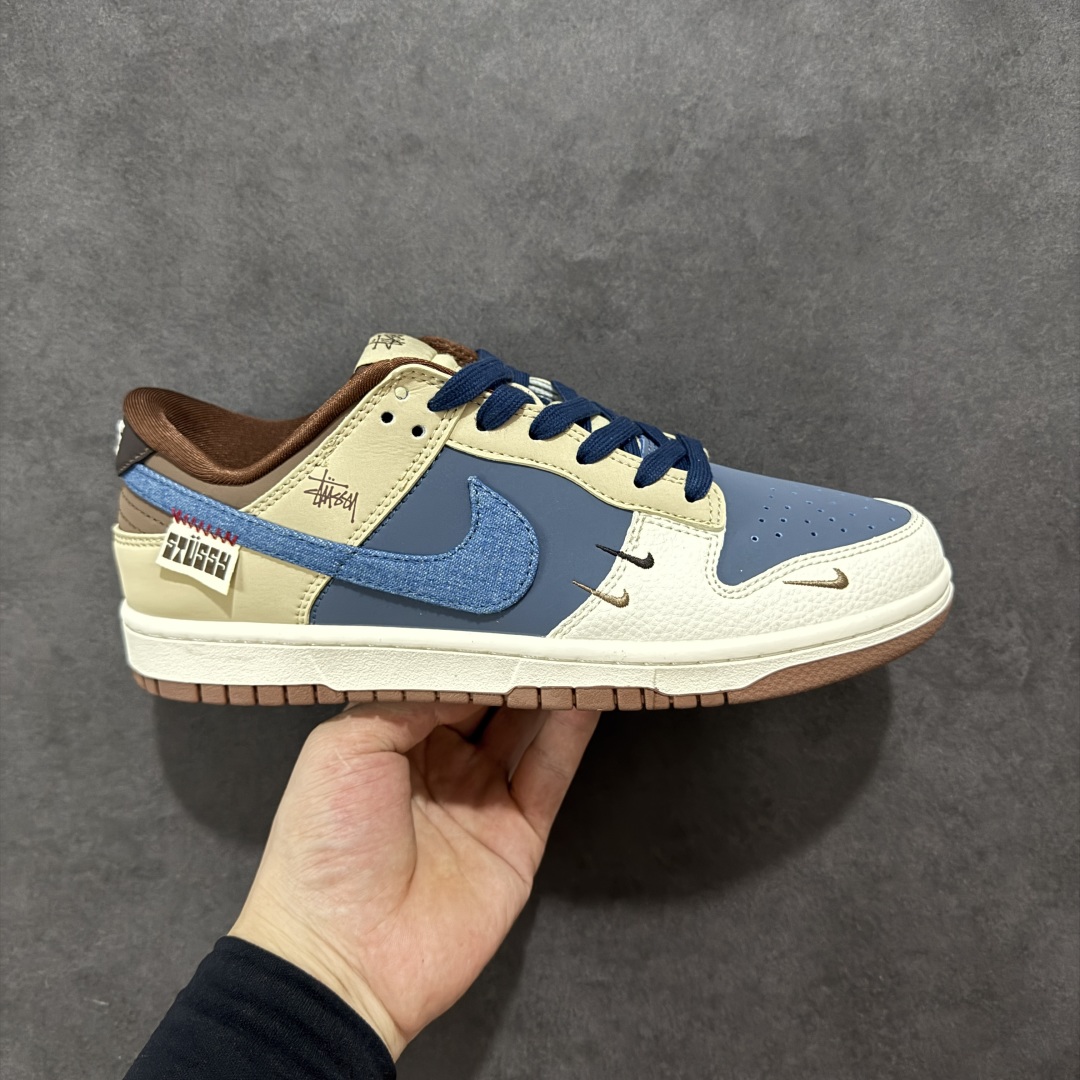 【定制版】Nike SB Dunk Low x Stussy 白蓝棕三小钩 纯原大厂出品 极力推荐 原装头层材料 独家版型蒸餾加工 帶來的是更好的视觉和脚感体验 大厂纯原品质出货 清洁度 电绣工艺 皮料切割干净无任何毛边 细节完美 货号:XD1588 209 尺码:36 36.5 37.5 38 38.5 39 40 40.5 41 42 42.5 43 44 44.5 45-选品中心