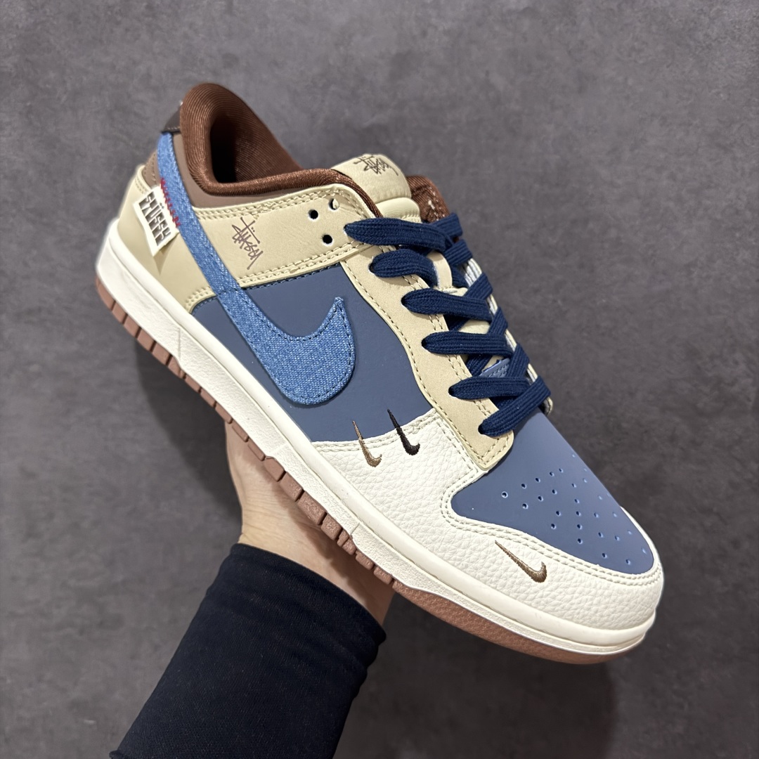 图片[3]-【定制版】Nike SB Dunk Low x Stussy 白蓝棕三小钩 纯原大厂出品 极力推荐 原装头层材料 独家版型蒸餾加工 帶來的是更好的视觉和脚感体验 大厂纯原品质出货 清洁度 电绣工艺 皮料切割干净无任何毛边 细节完美 货号：XD1588 209 尺码：36 36.5 37.5 38 38.5 39 40 40.5 41 42 42.5 43 44 44.5 45-选品中心