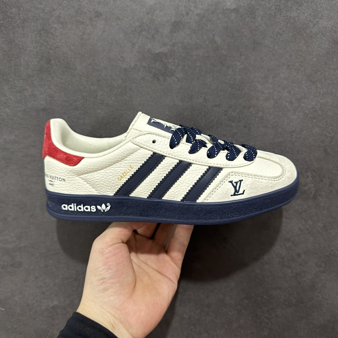 【定制版】AD Originals Gazelle INdoor x Louis Vuitton 白蓝红 三叶草休闲防滑耐磨低帮板鞋 鞋头出色设计 塑就出众贴合感 稳固的后跟贴合足部曲线设计 软弹舒适 不易磨脚 橡胶鞋底配合防滑纹路设计 平稳抓地 货号：DM1234 002 尺码：35 36 36.5 37.5 38 38.5 39.5 40 40.5 41.5 42 42.5 43 44 45-选品中心