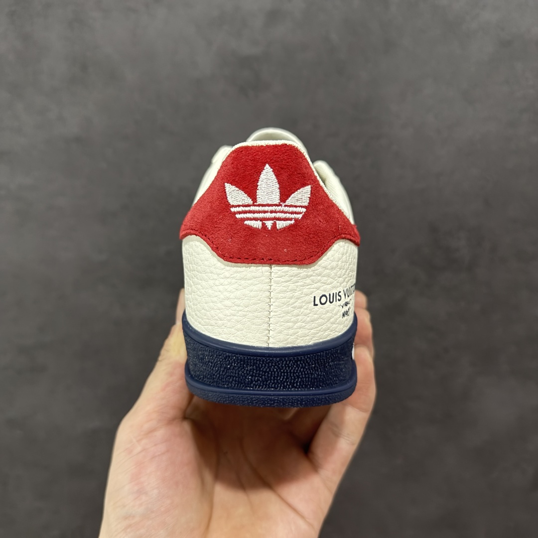 图片[4]-【定制版】AD Originals Gazelle INdoor x Louis Vuitton 白蓝红 三叶草休闲防滑耐磨低帮板鞋 鞋头出色设计 塑就出众贴合感 稳固的后跟贴合足部曲线设计 软弹舒适 不易磨脚 橡胶鞋底配合防滑纹路设计 平稳抓地 货号：DM1234 002 尺码：35 36 36.5 37.5 38 38.5 39.5 40 40.5 41.5 42 42.5 43 44 45-选品中心