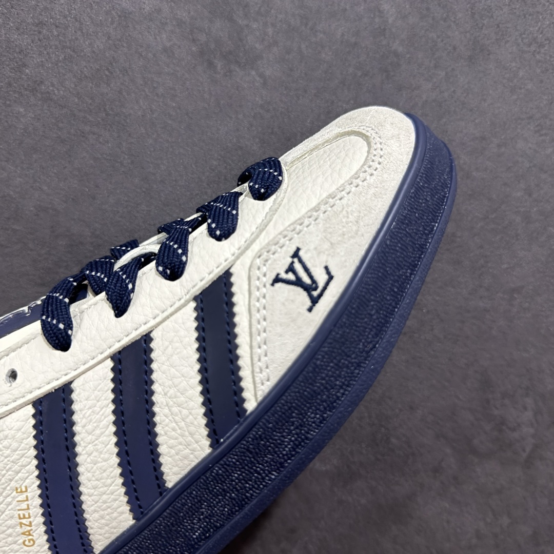 图片[5]-【定制版】AD Originals Gazelle INdoor x Louis Vuitton 白蓝红 三叶草休闲防滑耐磨低帮板鞋 鞋头出色设计 塑就出众贴合感 稳固的后跟贴合足部曲线设计 软弹舒适 不易磨脚 橡胶鞋底配合防滑纹路设计 平稳抓地 货号：DM1234 002 尺码：35 36 36.5 37.5 38 38.5 39.5 40 40.5 41.5 42 42.5 43 44 45-选品中心