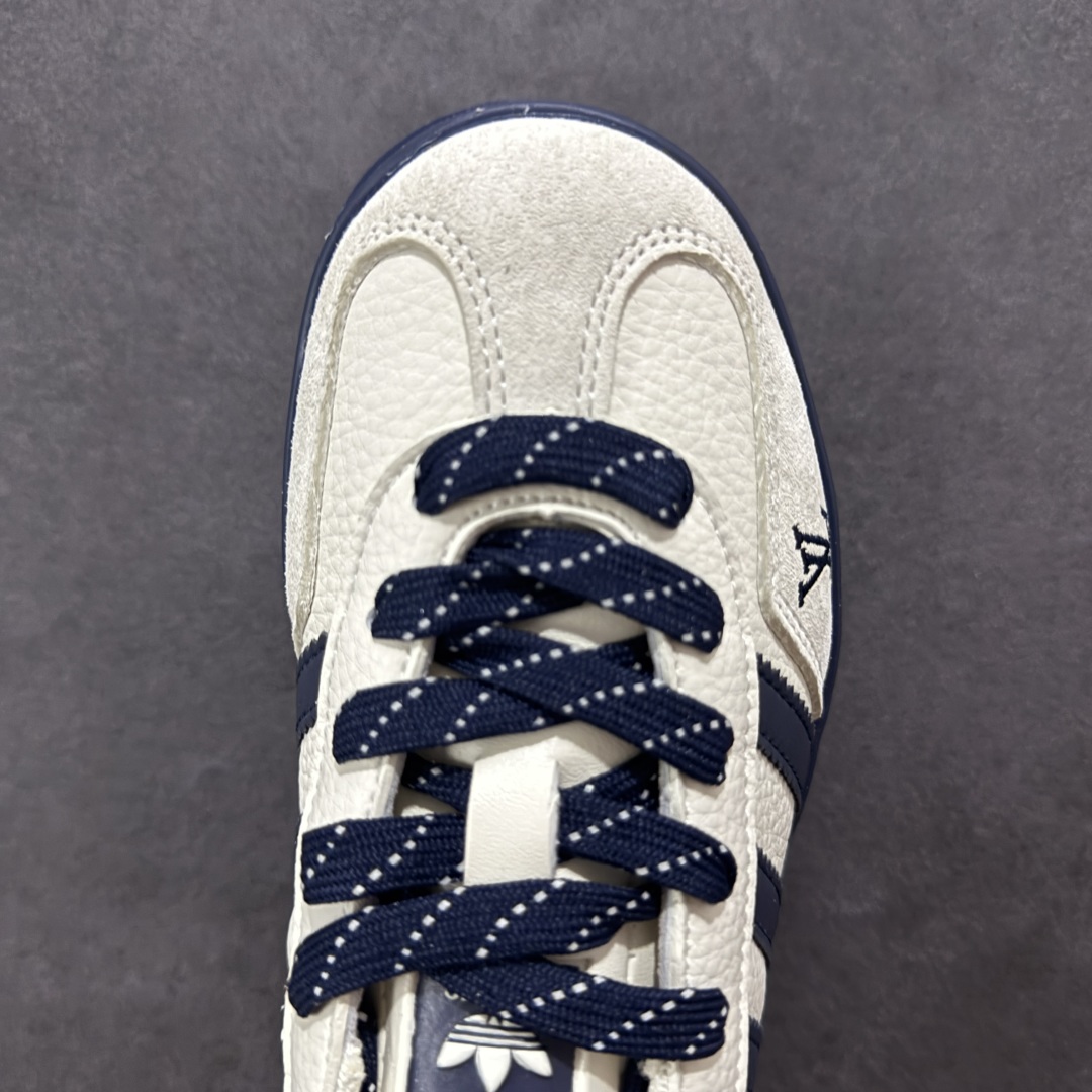 图片[8]-【定制版】AD Originals Gazelle INdoor x Louis Vuitton 白蓝红 三叶草休闲防滑耐磨低帮板鞋 鞋头出色设计 塑就出众贴合感 稳固的后跟贴合足部曲线设计 软弹舒适 不易磨脚 橡胶鞋底配合防滑纹路设计 平稳抓地 货号：DM1234 002 尺码：35 36 36.5 37.5 38 38.5 39.5 40 40.5 41.5 42 42.5 43 44 45-选品中心