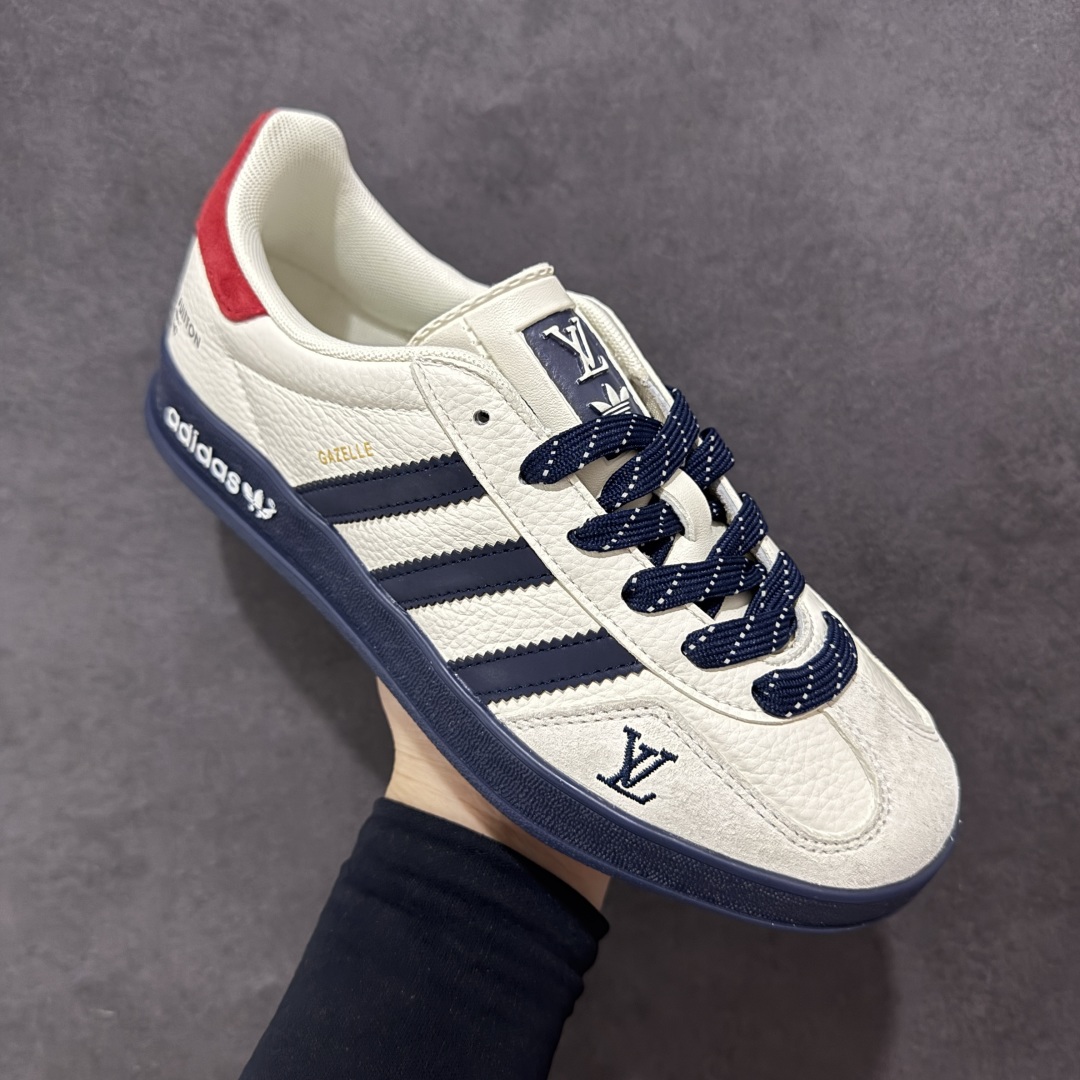 图片[3]-【定制版】AD Originals Gazelle INdoor x Louis Vuitton 白蓝红 三叶草休闲防滑耐磨低帮板鞋 鞋头出色设计 塑就出众贴合感 稳固的后跟贴合足部曲线设计 软弹舒适 不易磨脚 橡胶鞋底配合防滑纹路设计 平稳抓地 货号：DM1234 002 尺码：35 36 36.5 37.5 38 38.5 39.5 40 40.5 41.5 42 42.5 43 44 45-选品中心