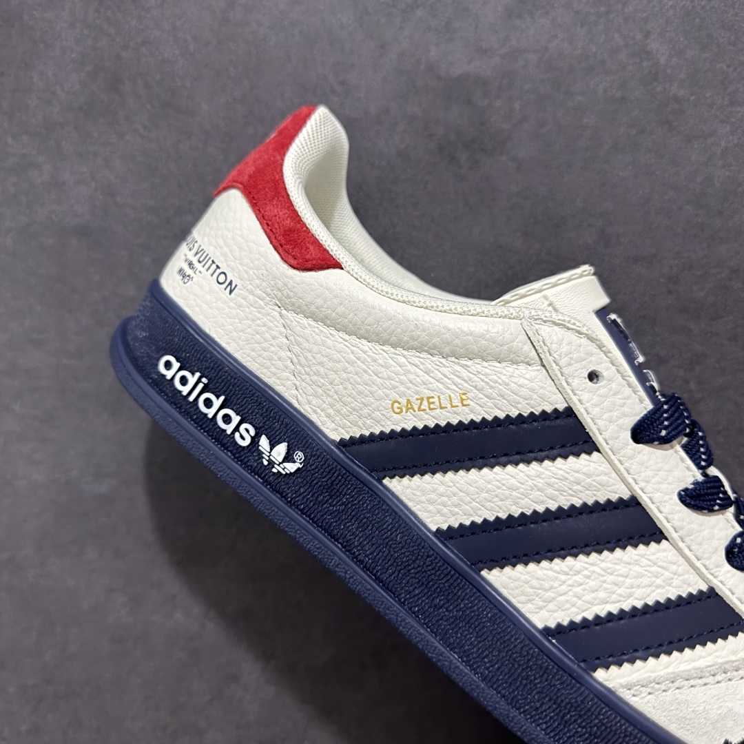 图片[6]-【定制版】AD Originals Gazelle INdoor x Louis Vuitton 白蓝红 三叶草休闲防滑耐磨低帮板鞋 鞋头出色设计 塑就出众贴合感 稳固的后跟贴合足部曲线设计 软弹舒适 不易磨脚 橡胶鞋底配合防滑纹路设计 平稳抓地 货号：DM1234 002 尺码：35 36 36.5 37.5 38 38.5 39.5 40 40.5 41.5 42 42.5 43 44 45-选品中心