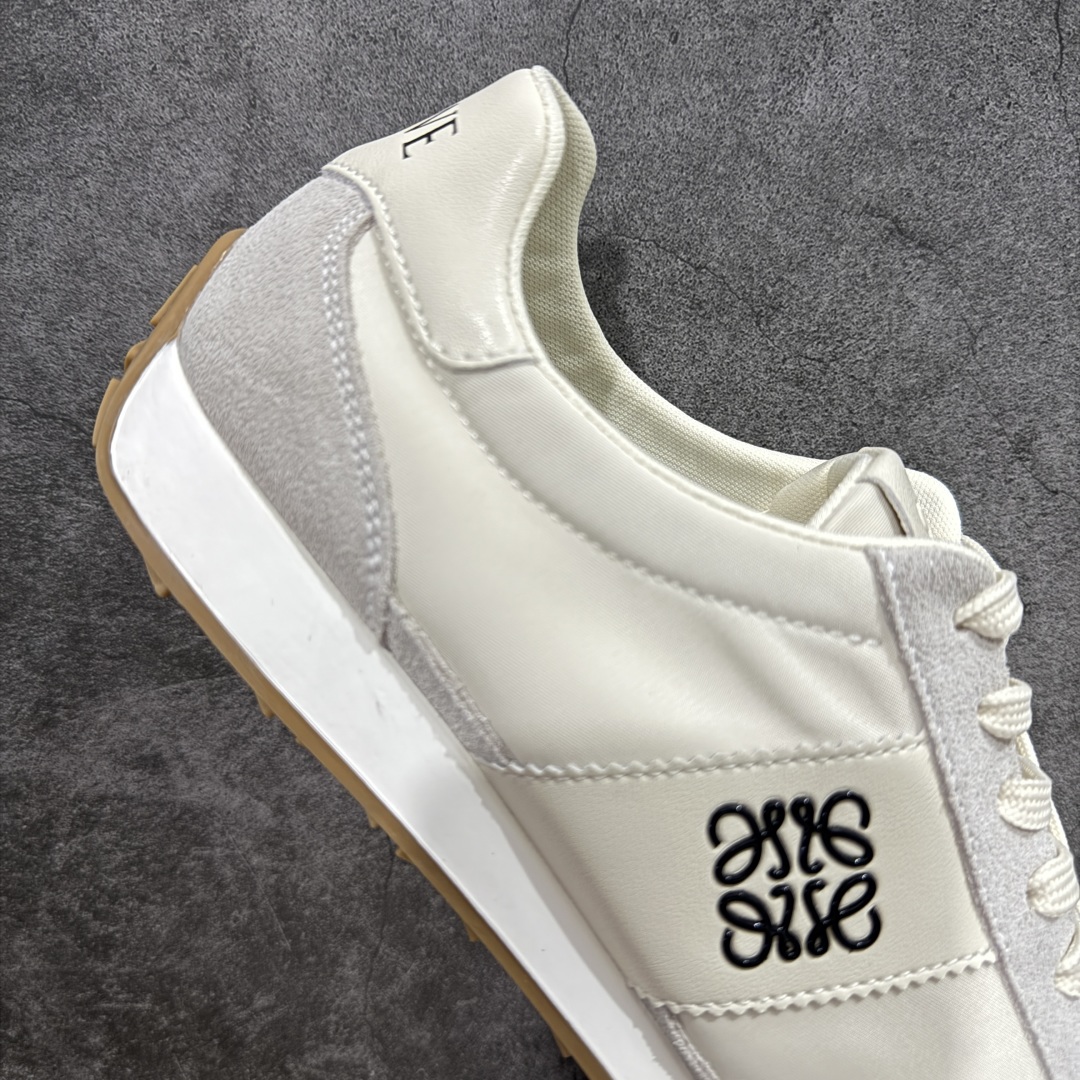 图片[7]-【广东纯原版本】罗意威/Loewe Ballet Runner 25ss春季新款爆款 2.0系列阿甘复古风德训鞋薄底百搭休闲运动鞋 #外贸出口订单 广东原厂 作为Loewe的标志性设计 超柔软，轻便且灵活的鞋底，升级的柔软皮革内衬和鞋床，提供最大舒适感，真皮和皮料混搭彰显复古风格 拼色德训鞋 阿甘鞋 小白鞋 拼色拼接鞋面 柔软舒适 被评为年度最舒适的暴走鞋 如履平地 原版细节 鞋面由进口麂皮 原版冰丝布拼接 真皮垫脚 原版定制磨具组合大底 原盒包装 众多明星同款上脚 极具爆款。 尺码：38 39 40 41 42 43 44-选品中心