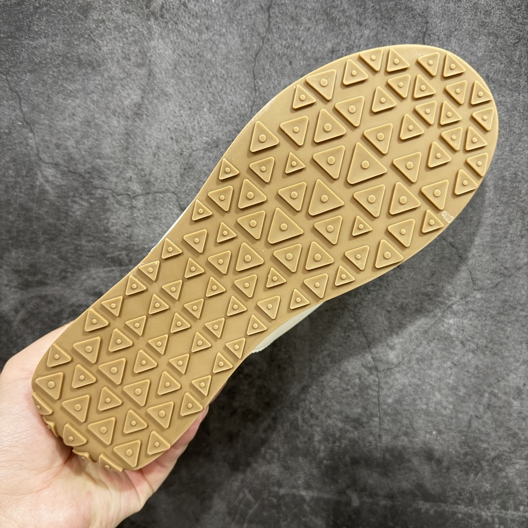 图片[9]-【广东纯原版本】罗意威/Loewe Ballet Runner 25ss春季新款爆款 2.0系列阿甘复古风德训鞋薄底百搭休闲运动鞋 #外贸出口订单 广东原厂 作为Loewe的标志性设计 超柔软，轻便且灵活的鞋底，升级的柔软皮革内衬和鞋床，提供最大舒适感，真皮和皮料混搭彰显复古风格 拼色德训鞋 阿甘鞋 小白鞋 拼色拼接鞋面 柔软舒适 被评为年度最舒适的暴走鞋 如履平地 原版细节 鞋面由进口麂皮 原版冰丝布拼接 真皮垫脚 原版定制磨具组合大底 原盒包装 众多明星同款上脚 极具爆款。 尺码：38 39 40 41 42 43 44-选品中心