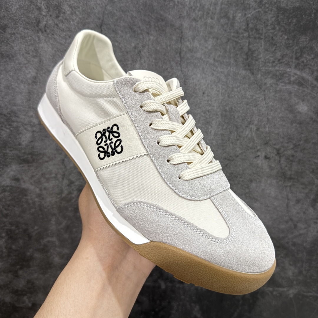 图片[3]-【广东纯原版本】罗意威/Loewe Ballet Runner 25ss春季新款爆款 2.0系列阿甘复古风德训鞋薄底百搭休闲运动鞋 #外贸出口订单 广东原厂 作为Loewe的标志性设计 超柔软，轻便且灵活的鞋底，升级的柔软皮革内衬和鞋床，提供最大舒适感，真皮和皮料混搭彰显复古风格 拼色德训鞋 阿甘鞋 小白鞋 拼色拼接鞋面 柔软舒适 被评为年度最舒适的暴走鞋 如履平地 原版细节 鞋面由进口麂皮 原版冰丝布拼接 真皮垫脚 原版定制磨具组合大底 原盒包装 众多明星同款上脚 极具爆款。 尺码：38 39 40 41 42 43 44-选品中心