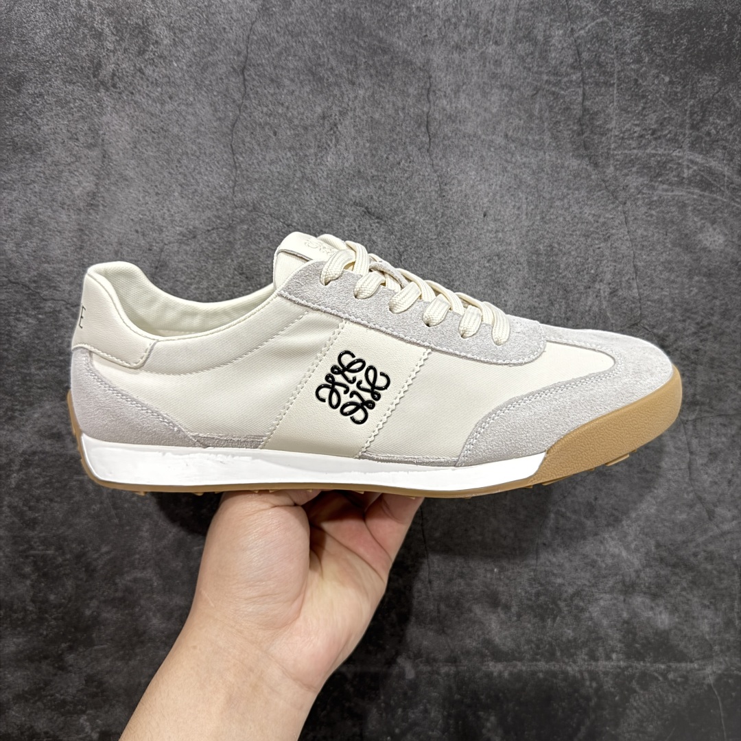 【广东纯原版本】罗意威/Loewe Ballet Runner 25ss春季新款爆款 2.0系列阿甘复古风德训鞋薄底百搭休闲运动鞋 #外贸出口订单 广东原厂 作为Loewe的标志性设计 超柔软,轻便且灵活的鞋底,升级的柔软皮革内衬和鞋床,提供最大舒适感,真皮和皮料混搭彰显复古风格 拼色德训鞋 阿甘鞋 小白鞋 拼色拼接鞋面 柔软舒适 被评为年度最舒适的暴走鞋 如履平地 原版细节 鞋面由进口麂皮 原版冰丝布拼接 真皮垫脚 原版定制磨具组合大底 原盒包装 众多明星同款上脚 极具爆款。 尺码:38 39 40 41 42 43 44-选品中心