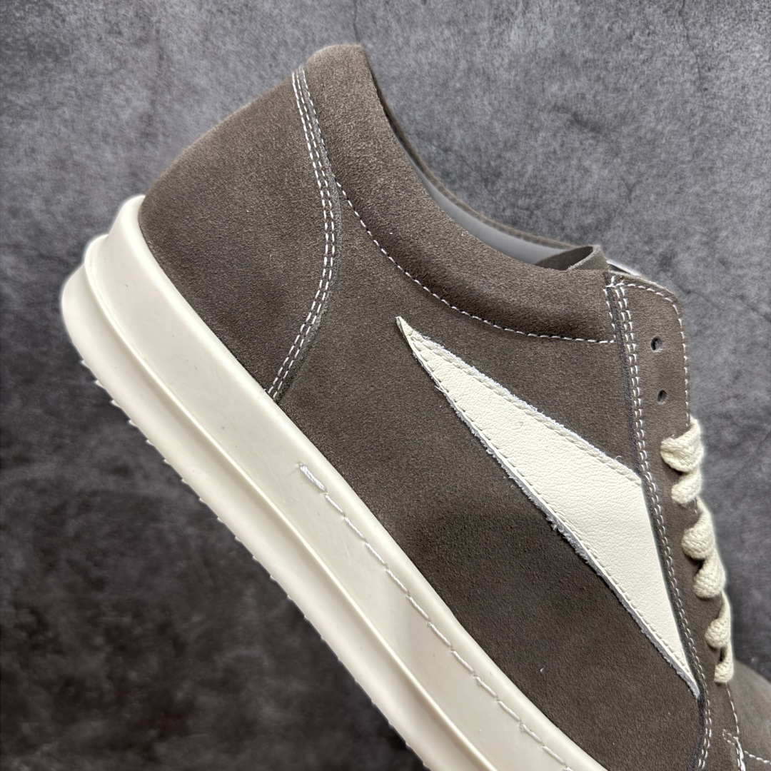 图片[7]-【S版本】RO欧文斯Rickowens 主线 经典西瓜头款式“RO低帮黑白进口原料牛皮 莞产A级货 主打外贸 微店 平台 12个色陆续上架后续配色还在更新中 产品只会越做越漂亮💯 【鞋头采用原版一致工艺 又翘又歪的效果目前这个技术市面上的任何版本都达不到这个效果】 【经历了3个半月时间洪师傅带领8人团队终于研究出1-1复刻还原版本 东莞厚街洪师傅是一位有着17年的开板师经验丰富的一位老师傅 一针一孔的研究‼️ 私模开发205个走针69个细节一步到位不敢说百分百💯保证有百分之98还原 慢工出细活 好的产品不怕晚 这次的开发针对艺术家 收藏家 高品质 的人群】 水染粒面小牛皮材质，和针车间距都是极致还原！ 顶级头层的小牛皮，质感无敌，奢侈品的触感！ 定制品牌logo的拉链！超大一比一规格礼盒装，重达3斤以上，外加定制欧文斯保护盒！ 配有日文、英文，双语种配件卡片！细节诠释，一件不落。 鞋盒翻盖 三标，正面+底部都一一做到！虽然增加不了实质的成本，但是打磨产品的细节，再微小也会还原！ 尺码：35 36 37 38 39 40 41 42 43 44 45 46-选品中心